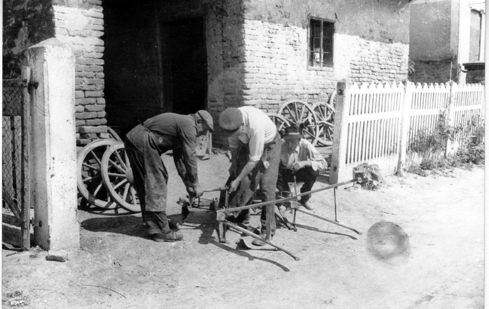 Filman János és Ergobec József, a taszári Új Barázda Tsz. kovácsai javítják a lókapákat (Rippl-Rónai Múzeum CC BY-NC-SA)