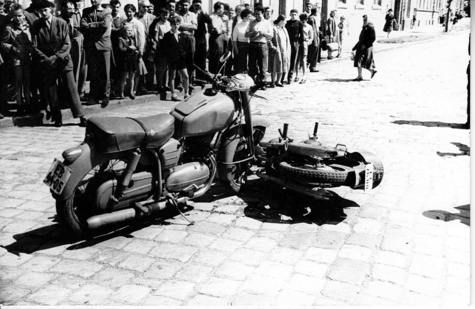 Egyed Lajos szulimáni lakos NB 44-05 rendszámú motorkerékpárjával belerohant Bödő József motorkerékpárjába (Rippl-Rónai Múzeum CC BY-NC-SA)