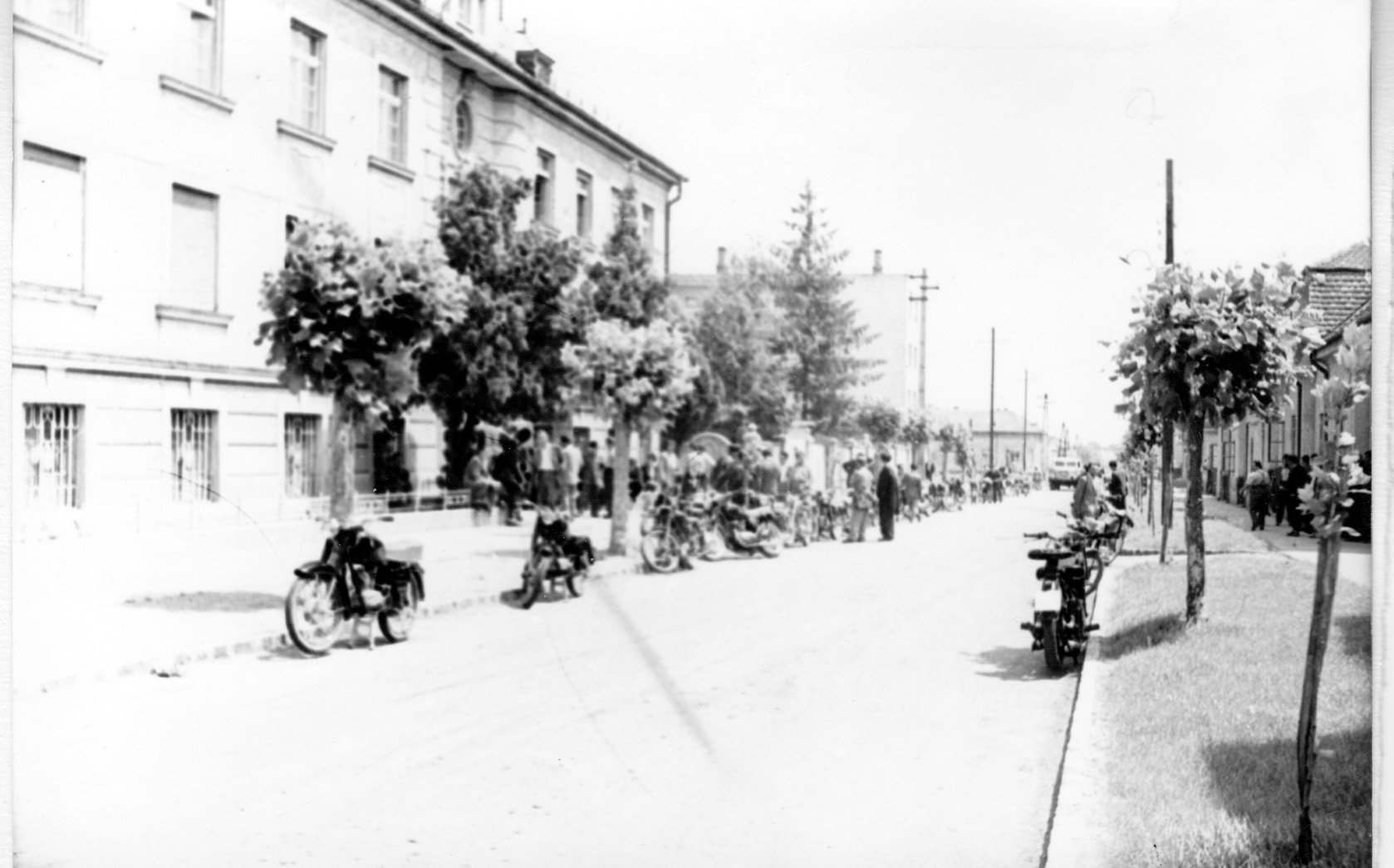 Vizsgára felsorakozott motorkerékpárok a BM Somogy megyei Rendőrfőkapitányság épülete előtt (Rippl-Rónai Múzeum CC BY-NC-SA)