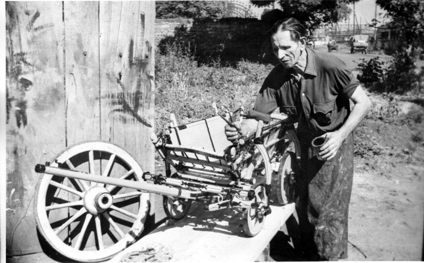 Deschner Vilmos kocsigyártó és fényező, a Mezőgazdasági Ktsz. dolgozója az utolsó simításokat végzi a modell kiskocsin (Rippl-Rónai Múzeum CC BY-NC-SA)