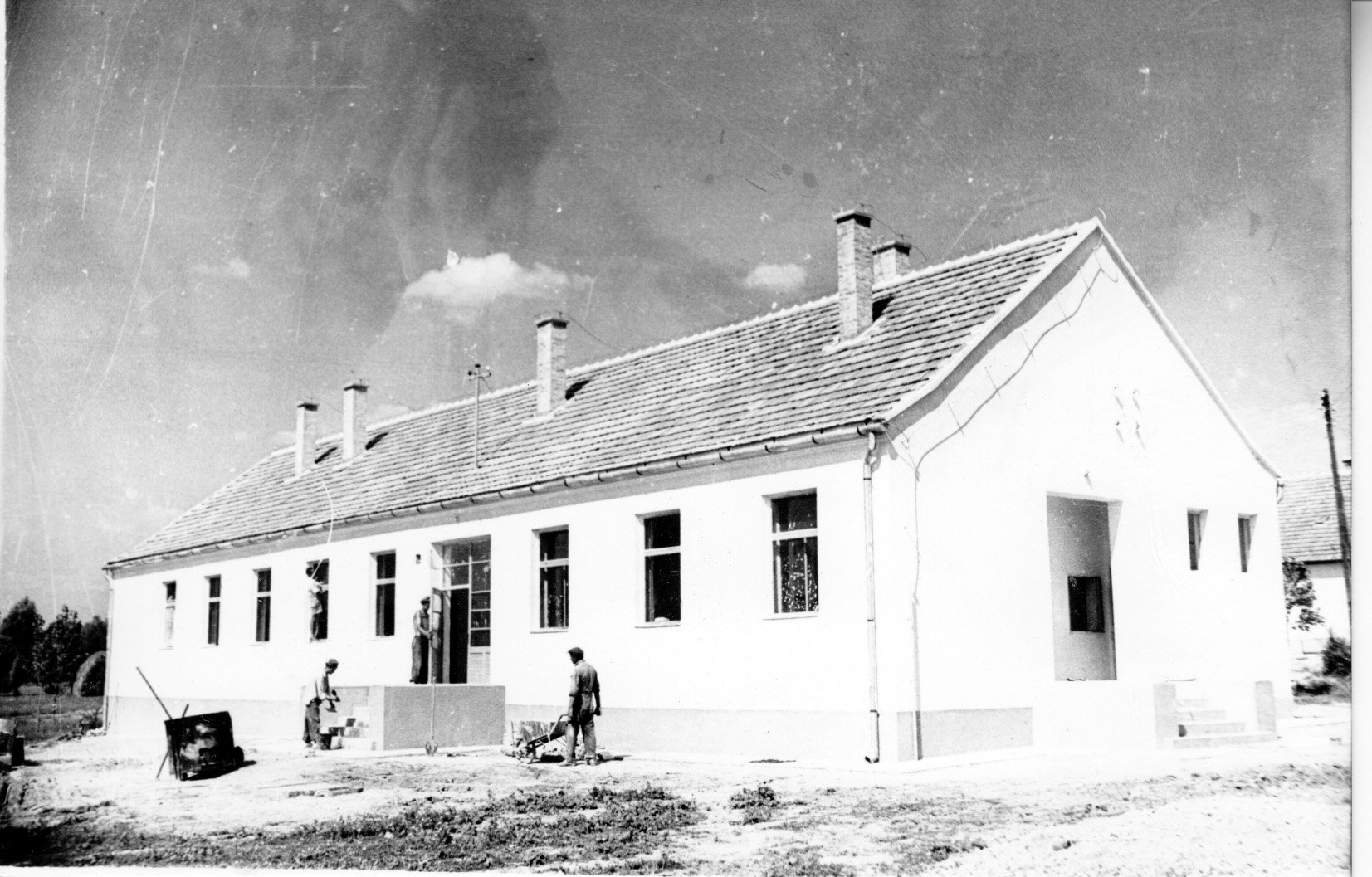 Két tantermes iskola épült Somogymeggyesen az Építő és Tatarozó Vállalat Gyöngyösi-brigádja az utolsó simításokat végzi az épületen (Rippl-Rónai Múzeum CC BY-NC-SA)