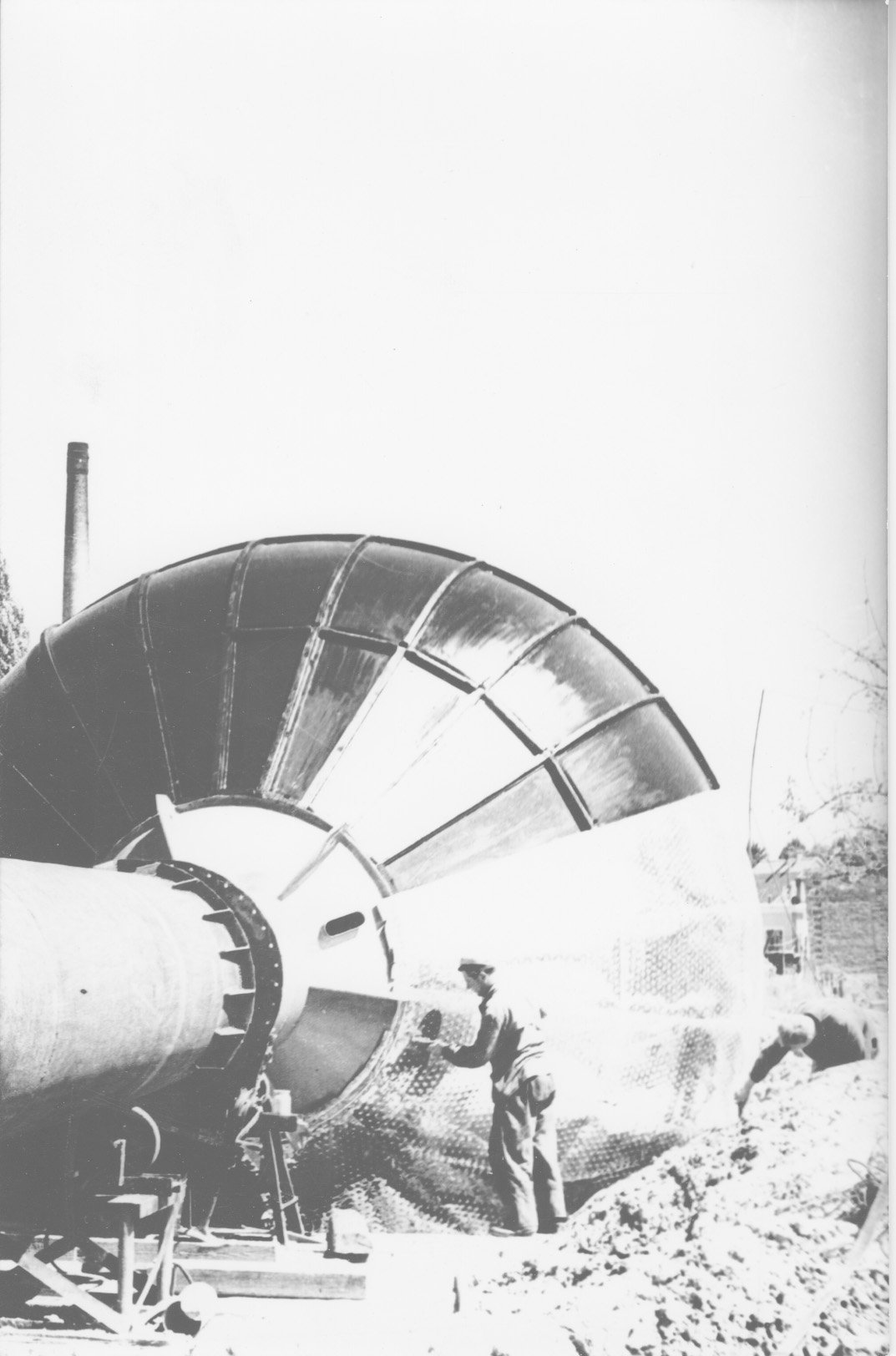 Az ÉM. Csatornaépítő Vállalat szerelő brigádja 100 köbméteres "hidroglobus" víztornyot épít a nagyatádi konzervgyár udvarán" (Rippl-Rónai Múzeum CC BY-NC-SA)