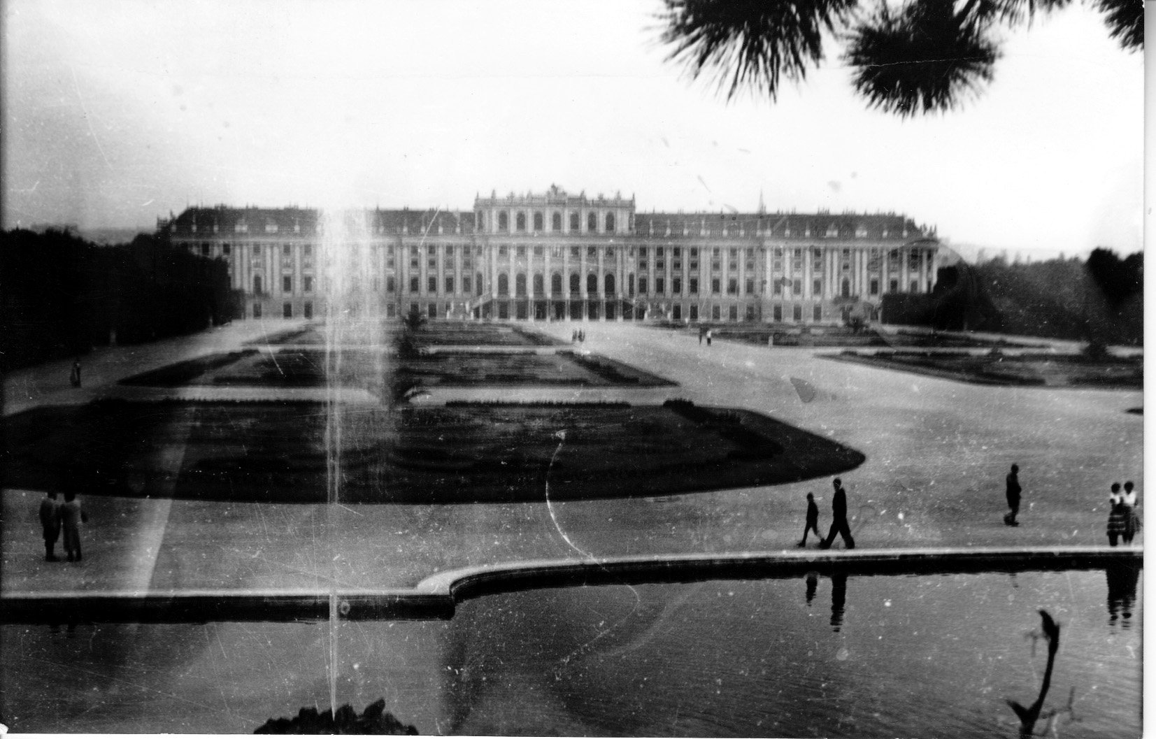 A Schönbrunni kastély látképe a Gloriette-ről (Rippl-Rónai Múzeum CC BY-NC-SA)