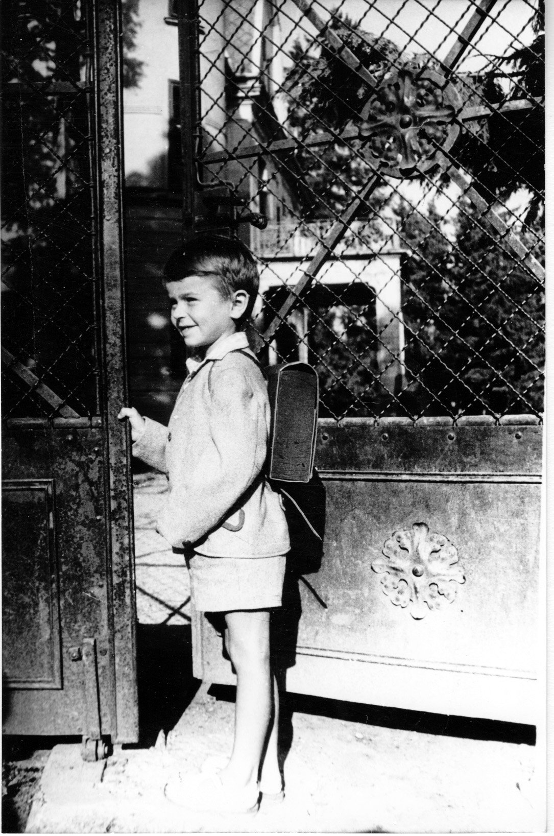 Bádis Józsika, zákányi első osztályos kisfiú vidáman megy az iskolába (Rippl-Rónai Múzeum CC BY-NC-SA)