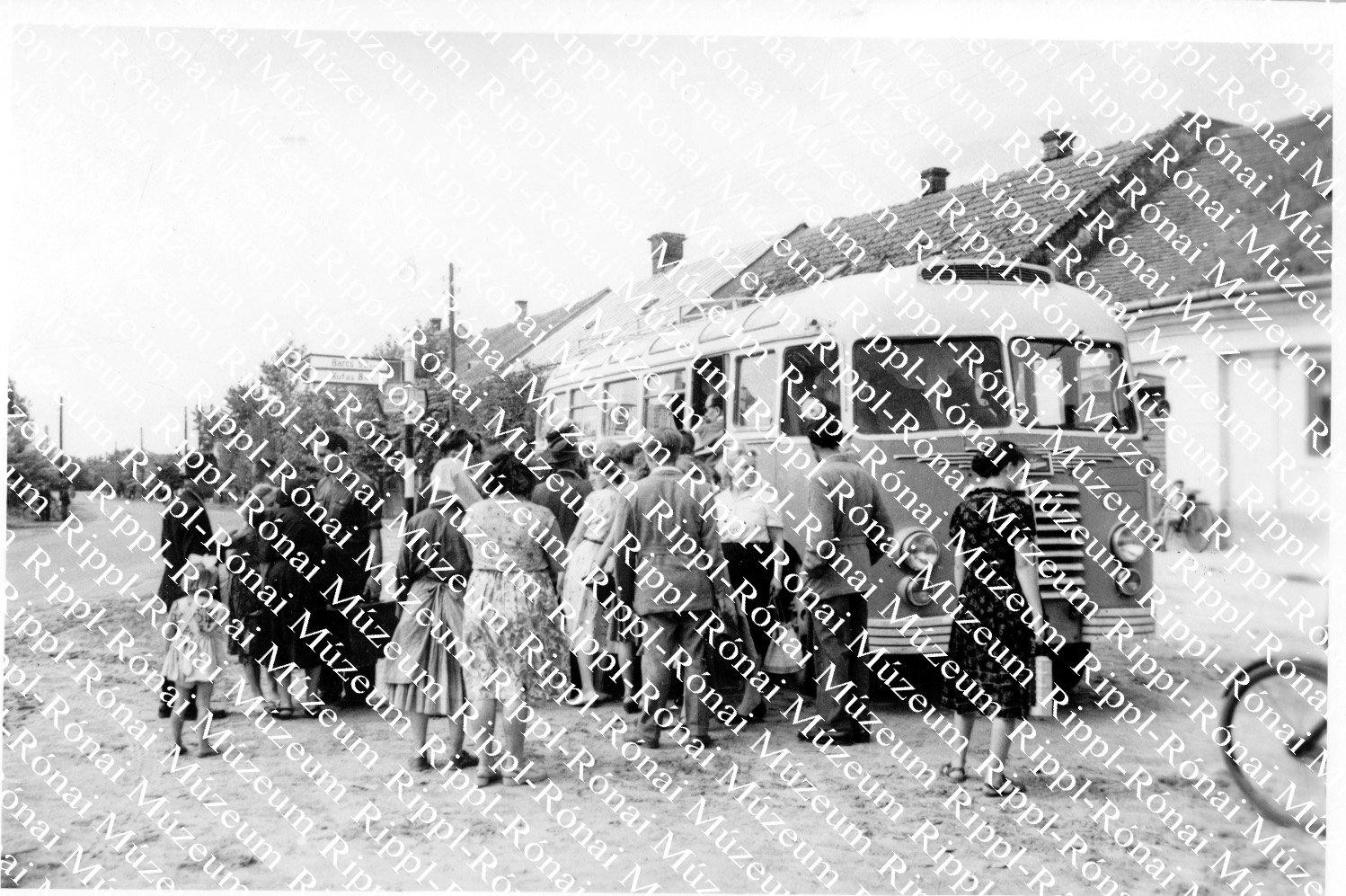 Megérkezett a busz Nagybajomba (Rippl-Rónai Múzeum CC BY-NC-SA)