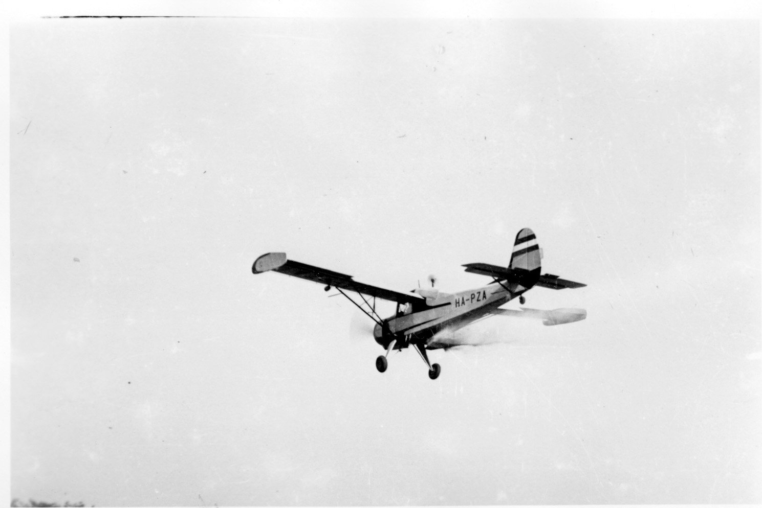 A balatonszabadi Új Élet Tsz 500 holdas táblájára repülőgép szórja a műtrágyát (Rippl-Rónai Múzeum CC BY-NC-SA)