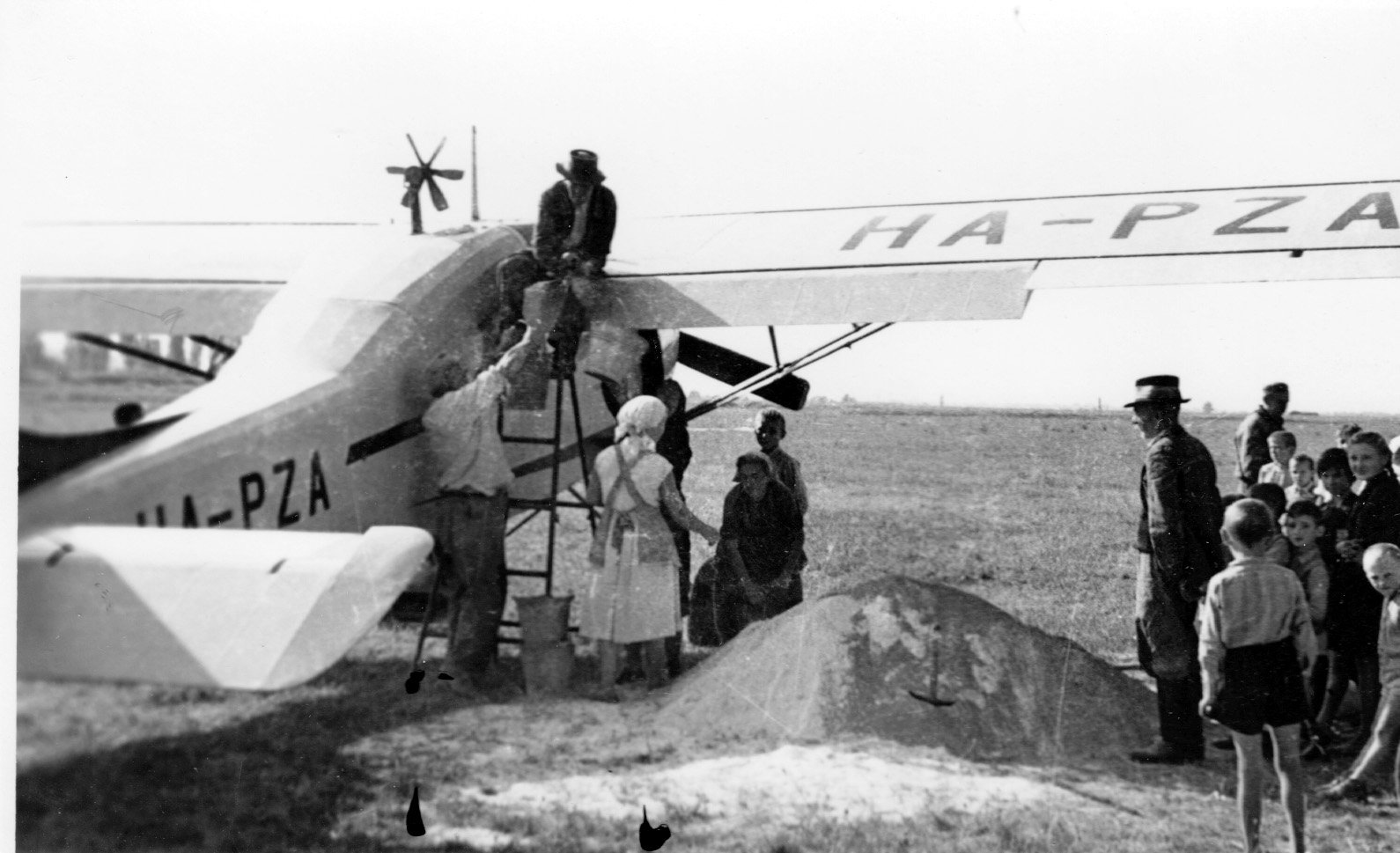 A repülőgép 5 mázsás tartályát 5-6 percenként töltik meg (Rippl-Rónai Múzeum CC BY-NC-SA)