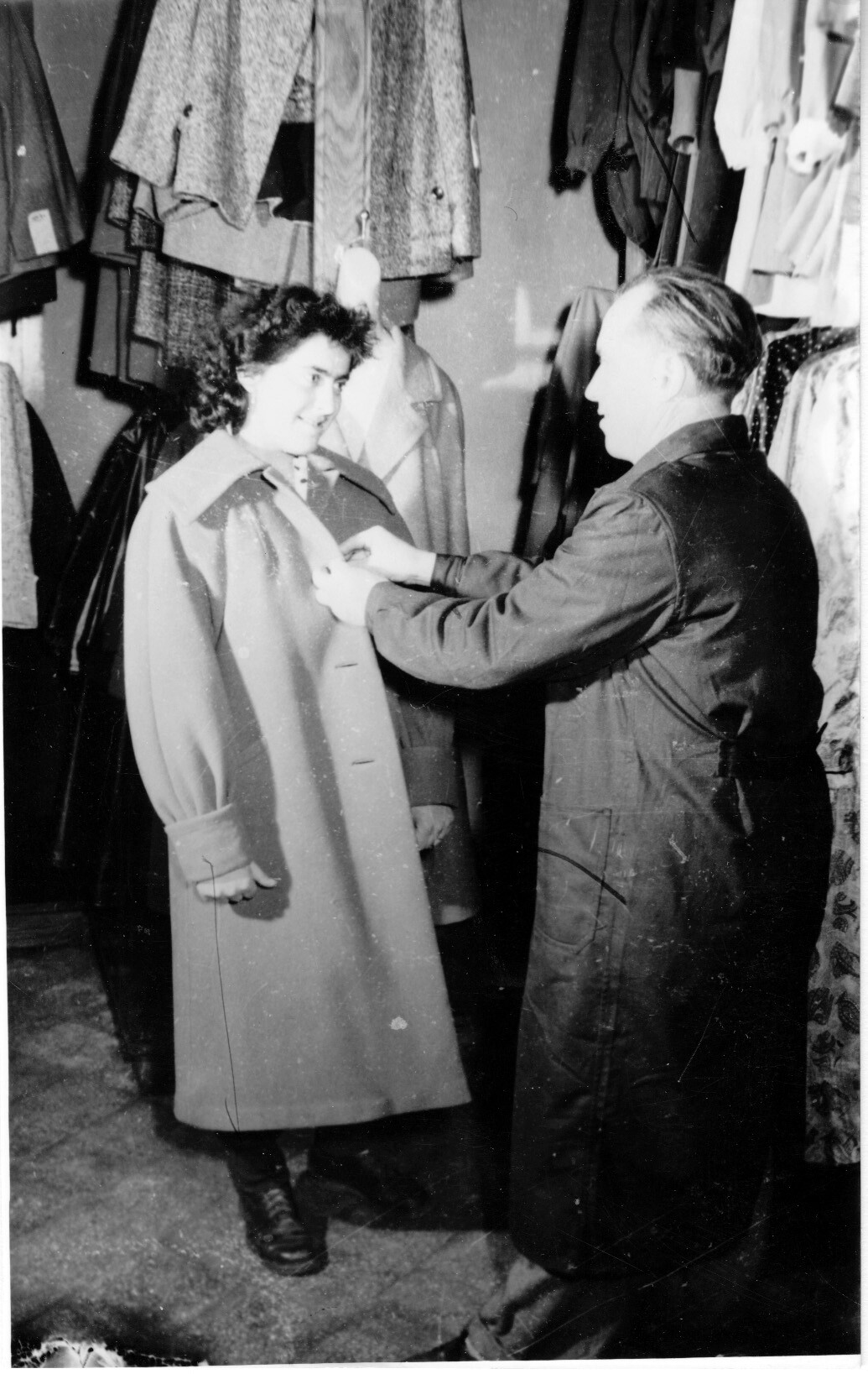 Lengyeltótiban, az új konfekció szaküzletben Hatos István boltvezető átmeneti kabátot kínál egy fiatal vásárlónak (Rippl-Rónai Múzeum CC BY-NC-SA)
