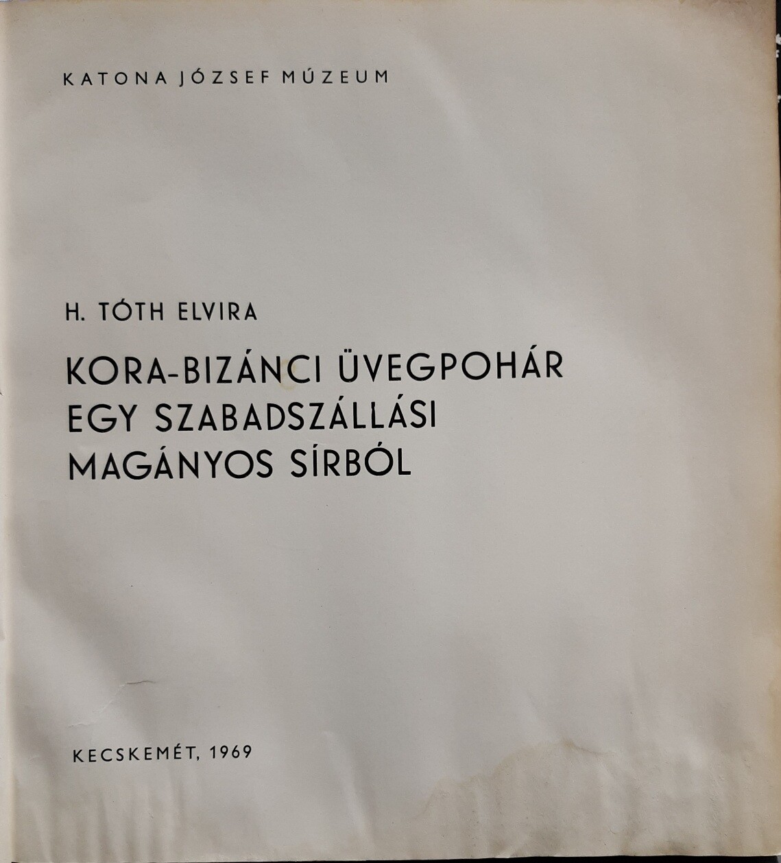 H. Tóth Elvira: Kora-bizánci üvegpohár egy szabadszállási magányos sírból (Rippl-Rónai Múzeum CC BY-NC-ND)