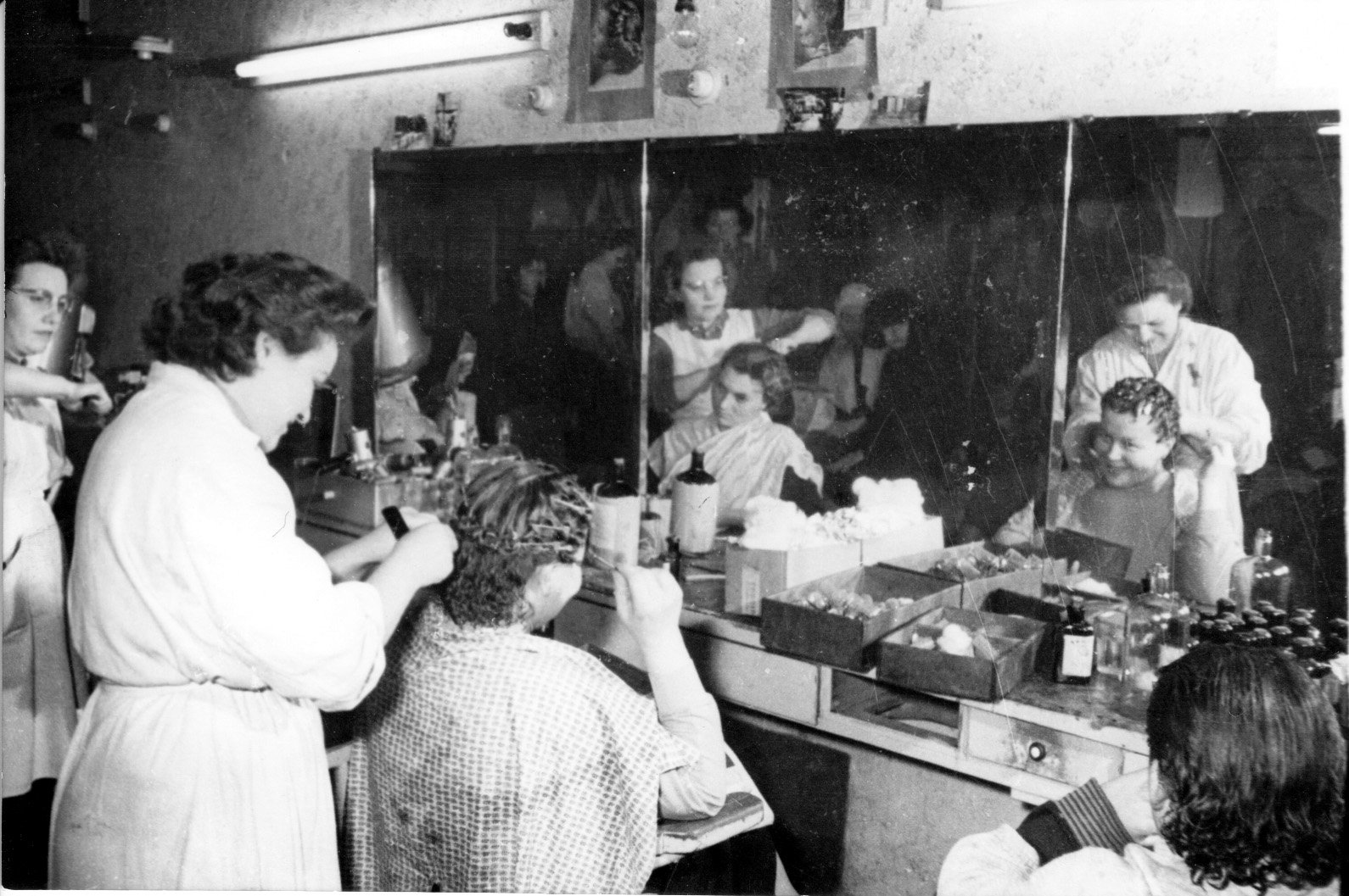 Készülnek a szilveszteri frizurák a Nagyatádi Fodrász Ktsz-ben (Rippl-Rónai Múzeum CC BY-NC-SA)
