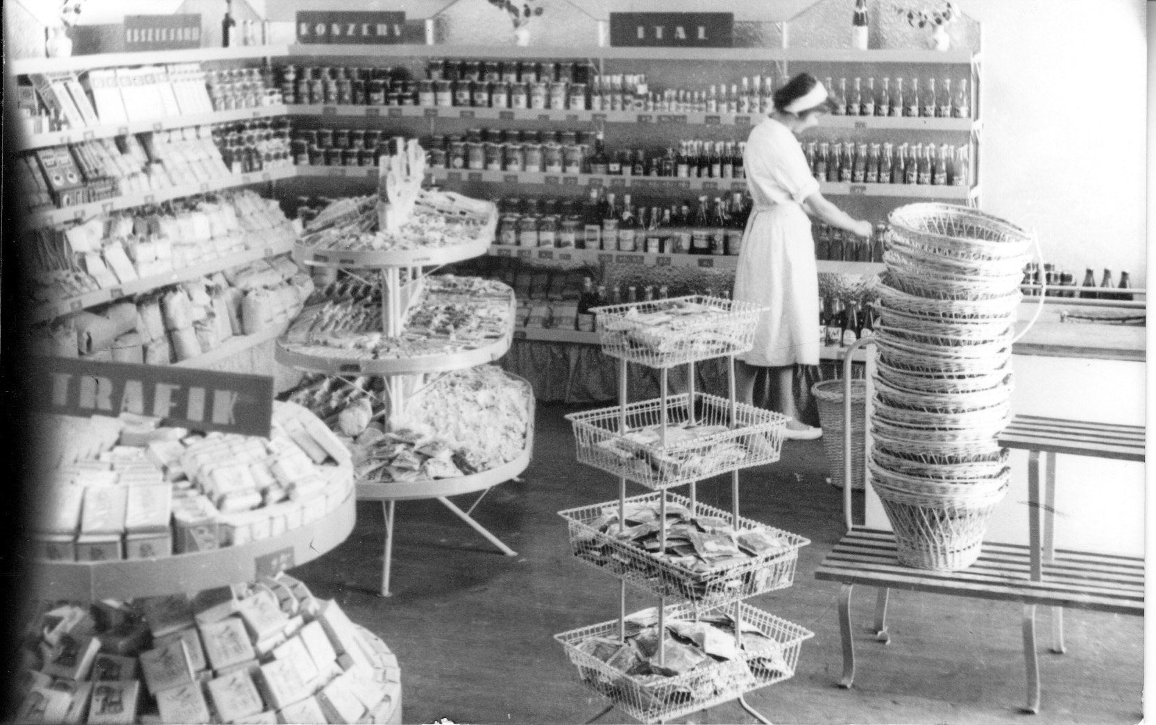 A Balatonboglári Fmsz. szöllősgyöröki modern, ízlésesen berendezett önkiszolgáló élelmiszer boltja (Rippl-Rónai Múzeum CC BY-NC-SA)