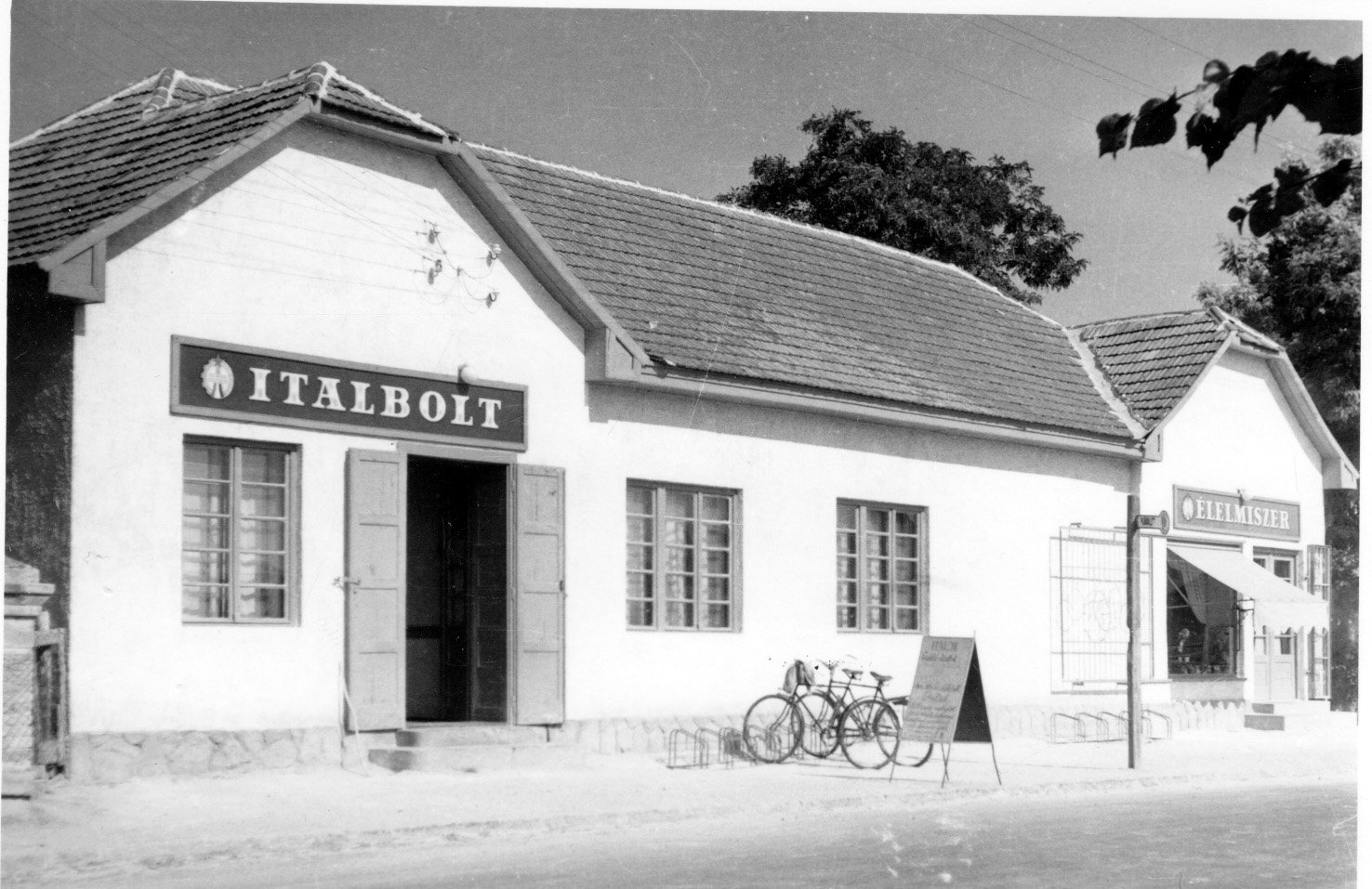 A Balatotonlellei Fmsz. látrányi italboltja és önkiszolgáló élelmiszerboltja (Rippl-Rónai Múzeum CC BY-NC-SA)