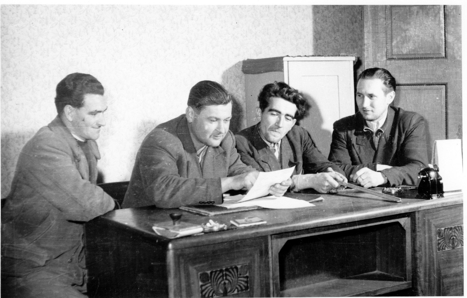 Farkas József elnök, Kiss Sándor, Ács József és Máté Sándor tagok a szakcsoport pénzügyi tervét vitatják meg (Rippl-Rónai Múzeum CC BY-NC-SA)