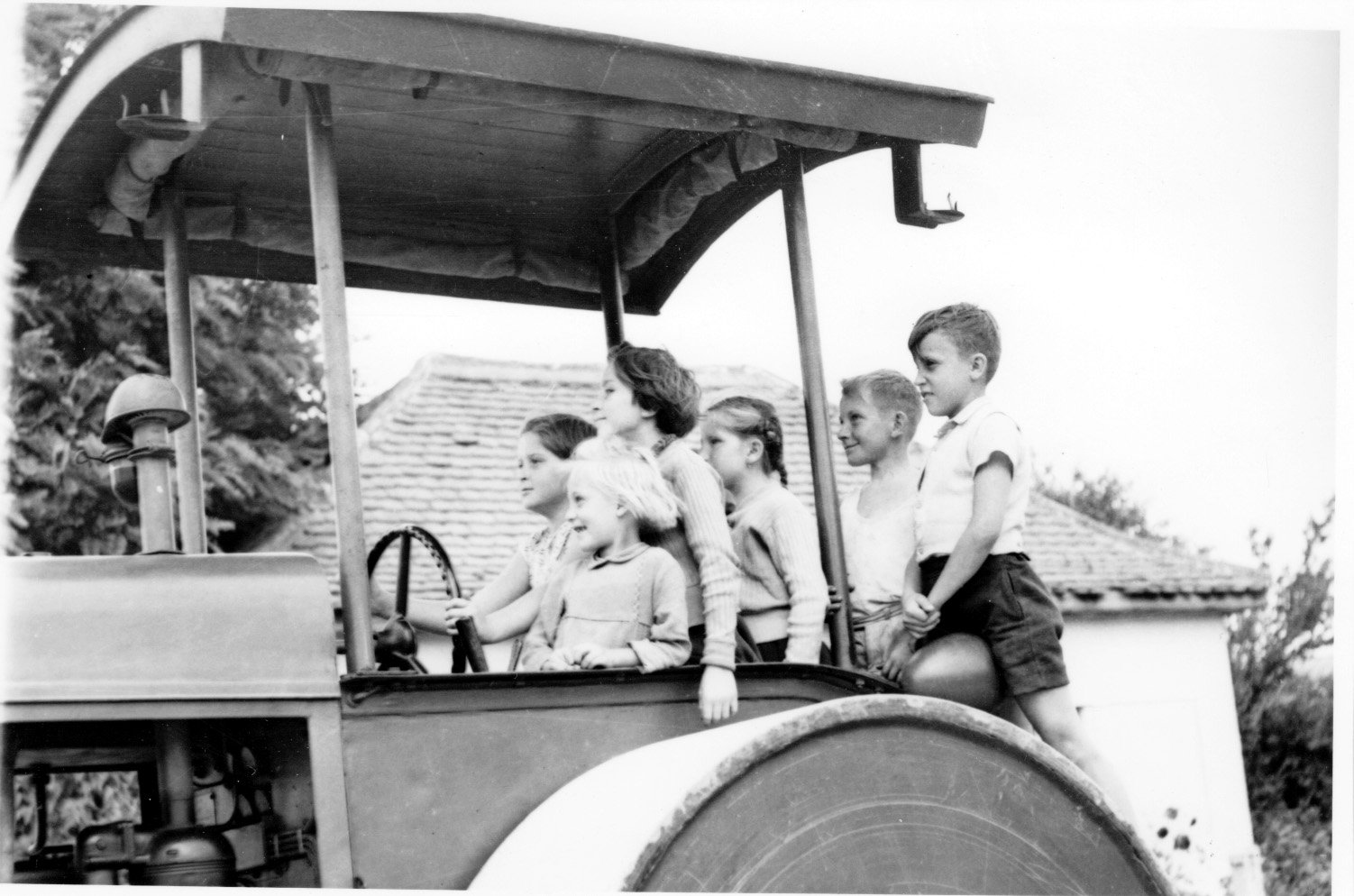 Amíg a gép és kezelője pihen, a batéi gyerekek kihasználják az alkalmat és megszállják az úthengert (Rippl-Rónai Múzeum CC BY-NC-SA)