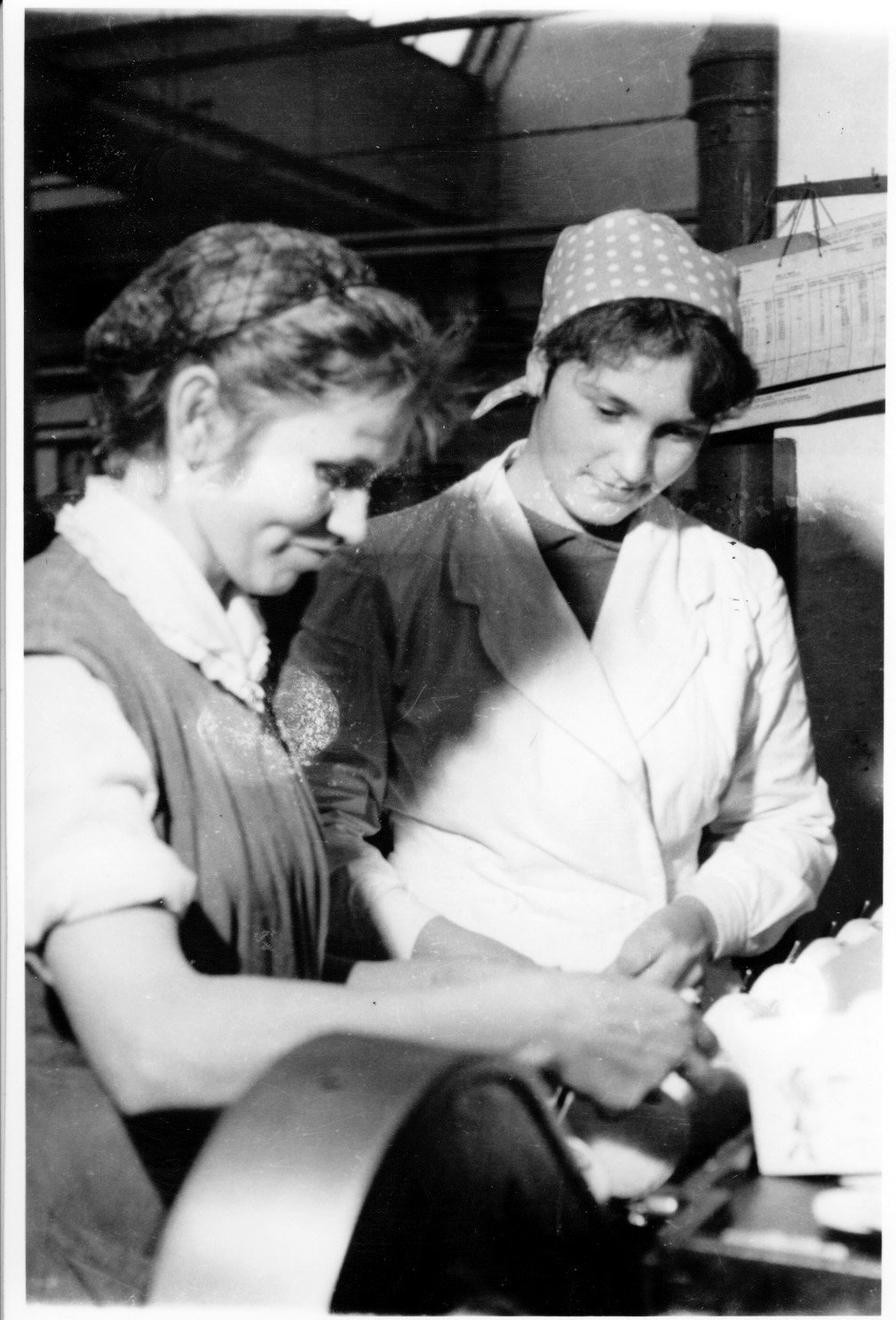 A nagyatádi Fonalgyárban Sipos Lajosné, a gyár régi dolgozója a Honleány pamutfonal készítését magyarázza Takács Mária első osztályosnak (Rippl-Rónai Múzeum CC BY-NC-SA)