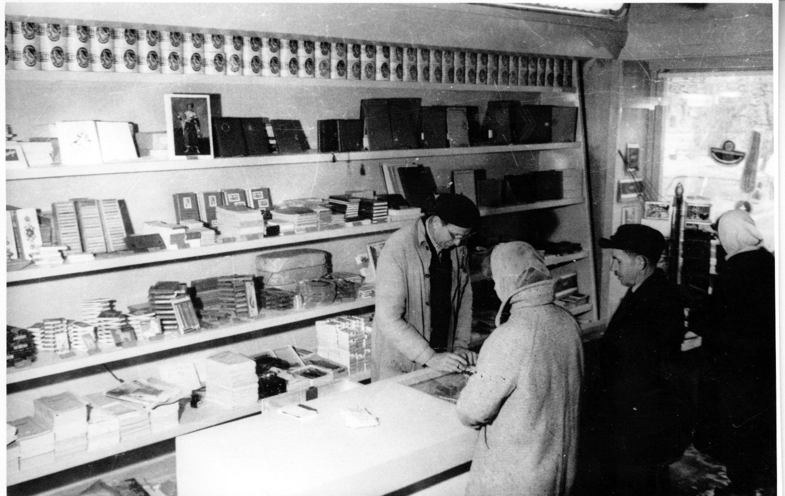 A Somogy megyei Iparcikk Kiskereskedelmi Vállalat nagyatádi új papír- és írószer szakboltja (Rippl-Rónai Múzeum CC BY-NC-SA)