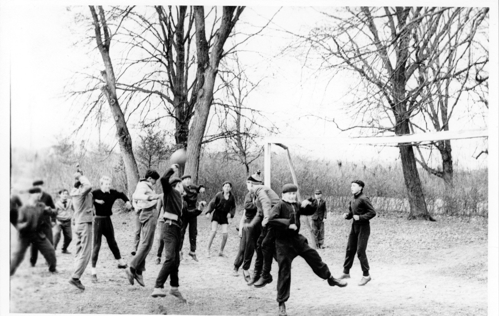 "Egy ""szabálytalan"" labdarugó-mérkőzés a szőlősgyöröki úttörők között" (Rippl-Rónai Múzeum CC BY-NC-SA)