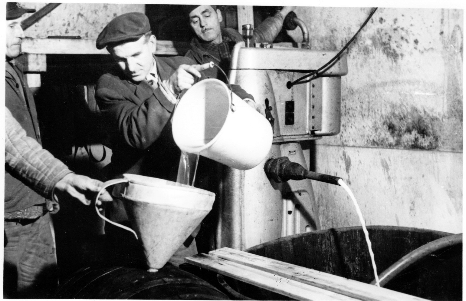 A Nagyatádi Konzervgyár gyümölcsborkészítő részlegénél motoros centrifugát és szűrőgépet állítottak be. (Rippl-Rónai Múzeum CC BY-NC-SA)