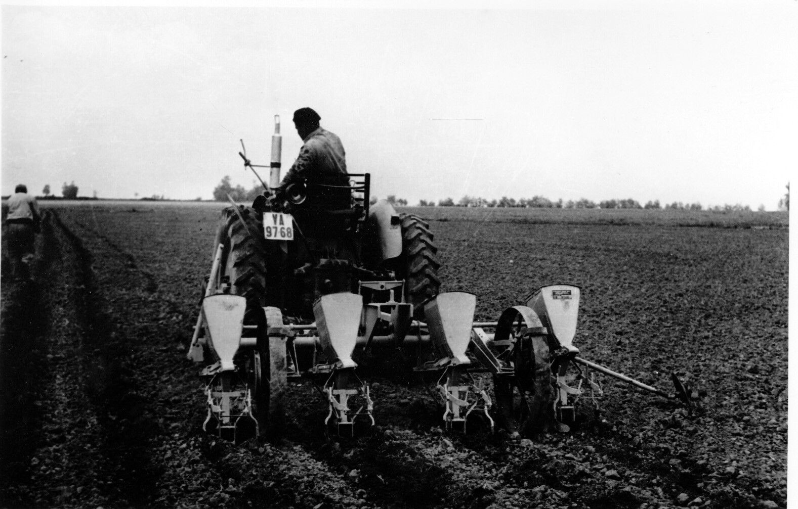 Kipróbálják az új kukorica- és magvető gépet a fonói Aranykalász Tsz kísérleti tábláján (Rippl-Rónai Múzeum CC BY-NC-SA)