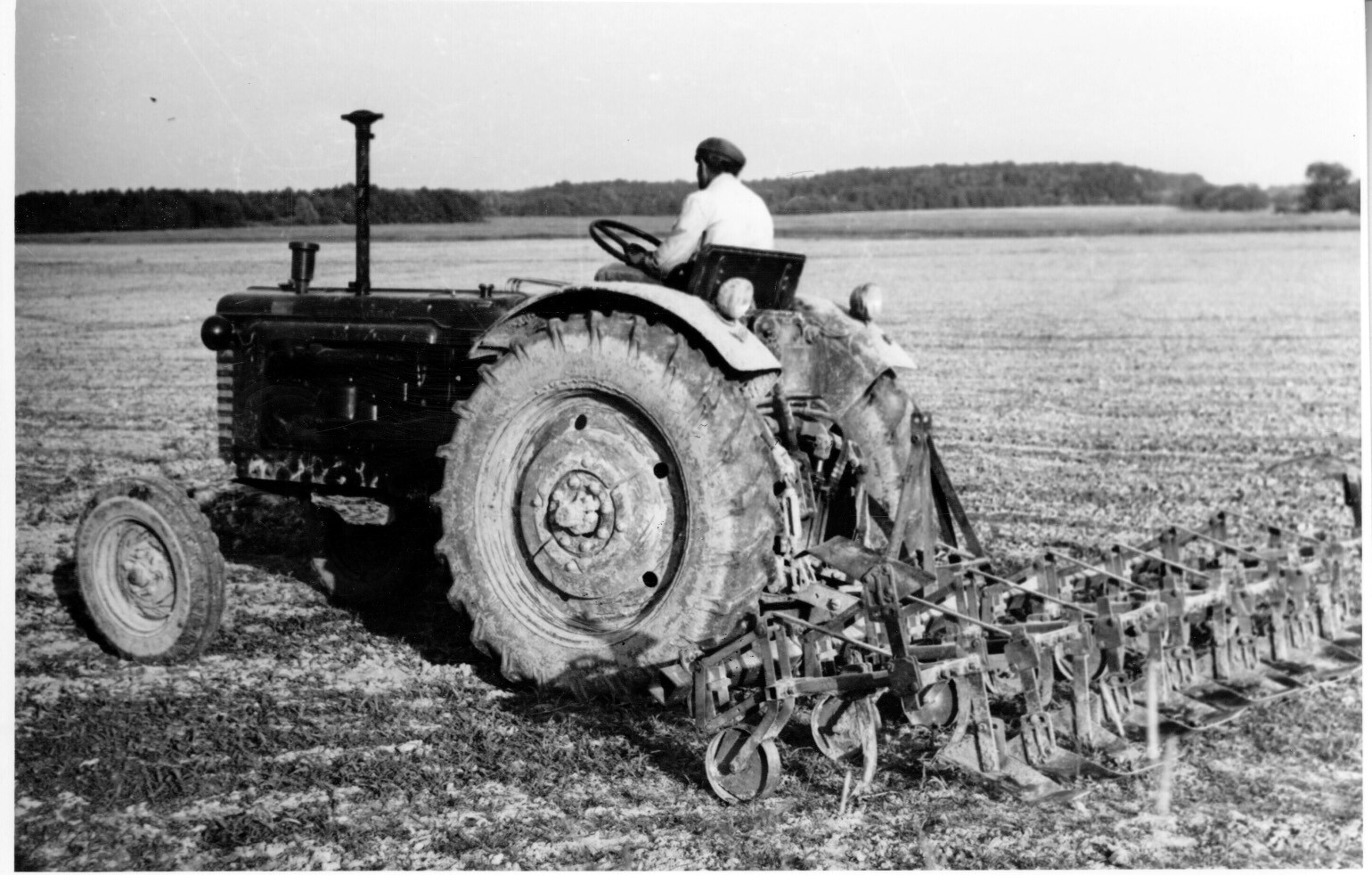 Gáspár Imre, a nemesvidi Alkotmány Tsz. traktorosa kukoricát kapál gépével (Rippl-Rónai Múzeum CC BY-NC-SA)