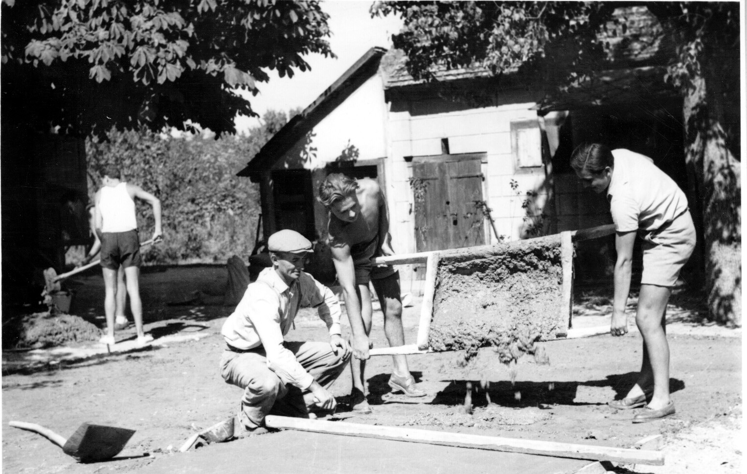 A mezőcsokonyai KISZ-szervezet tagjai társadalmi munkában tánchelyet építenek a földművesszövetkezet udvarán. (Rippl-Rónai Múzeum CC BY-NC-SA)
