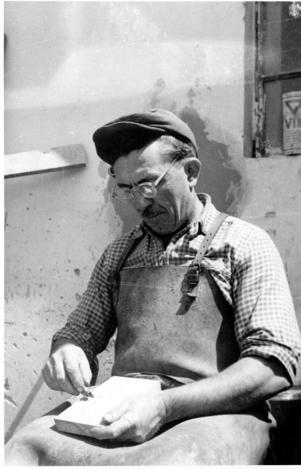 Nagy Lajos görgetegi kádármester szabadidejét faragással tölti (Rippl-Rónai Múzeum CC BY-NC-SA)