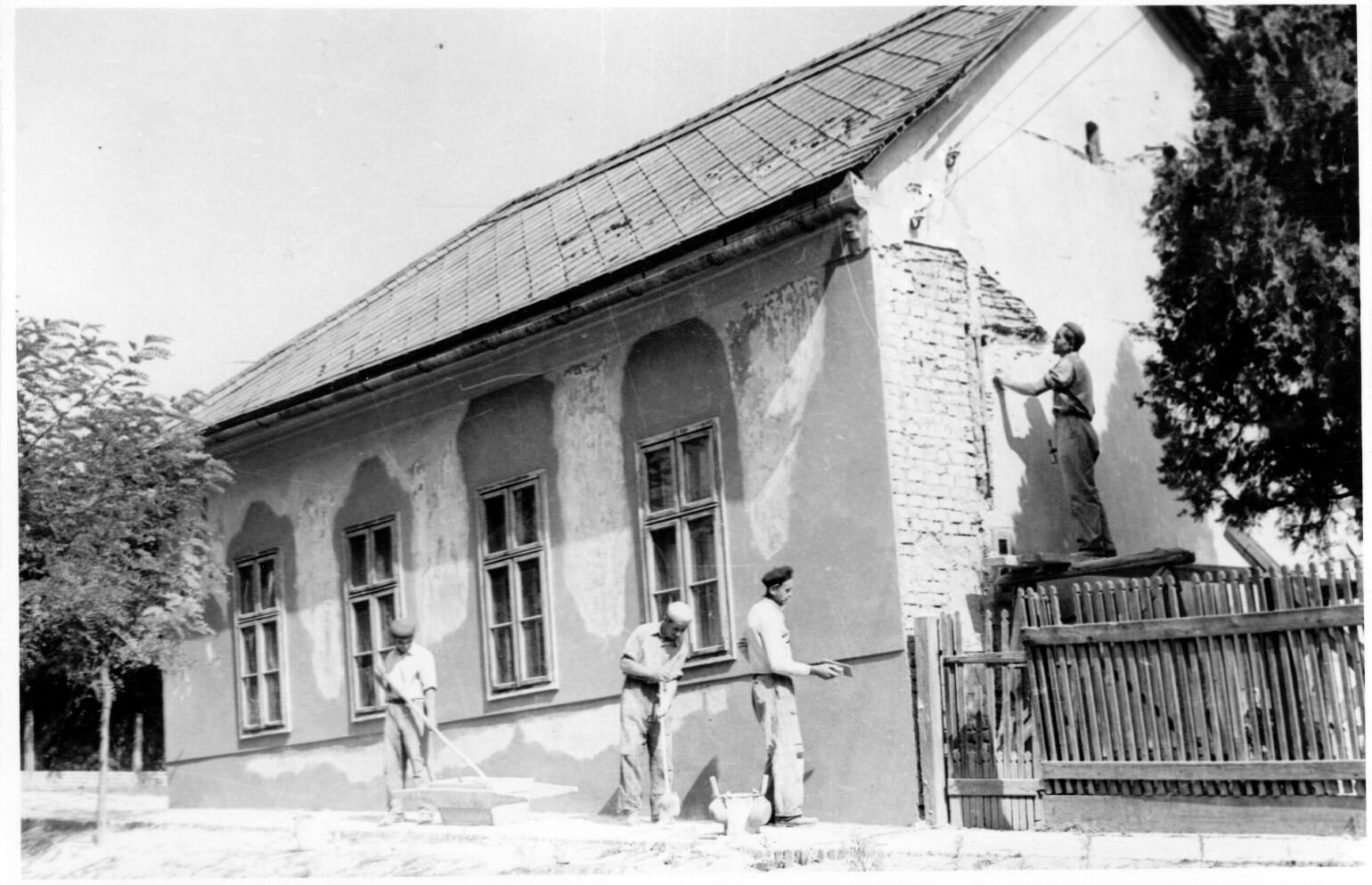 Tatarozzák a tabi állami kezelésben lévő házakat (Rippl-Rónai Múzeum CC BY-NC-SA)