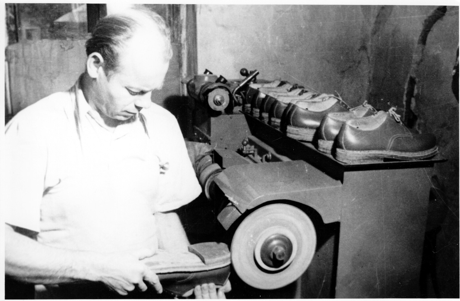 Konfekció cipőket készít és cipőtalpakat csiszol meg simára Hódon Jenő a Marcali vegyesipari Ktsz dolgozója (Rippl-Rónai Múzeum CC BY-NC-SA)