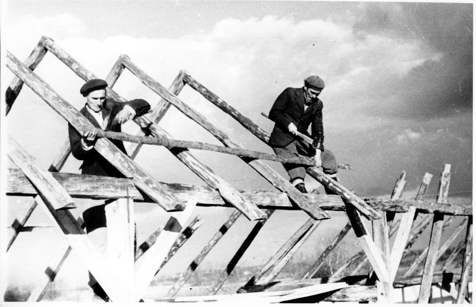 Föntör Lajos és Keszler Lajos, a segesdi Új Álet Tsz. ácsai a süldőszállás tetőszerkezetét szerelik össze. (Rippl-Rónai Múzeum CC BY-NC-SA)