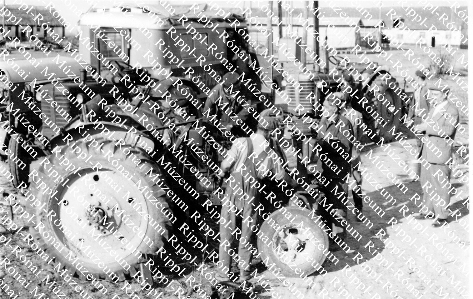 Traktorok karbantartása (Rippl-Rónai Múzeum CC BY-NC-SA)