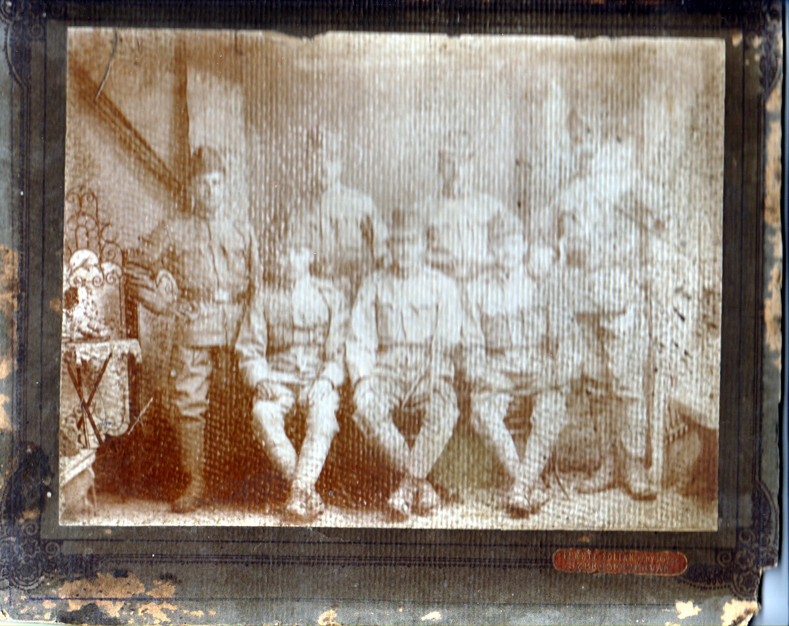 K. u. k. katonákat ábrázoló műtermi csoportkép (Rippl-Rónai Múzeum CC BY-NC-SA)