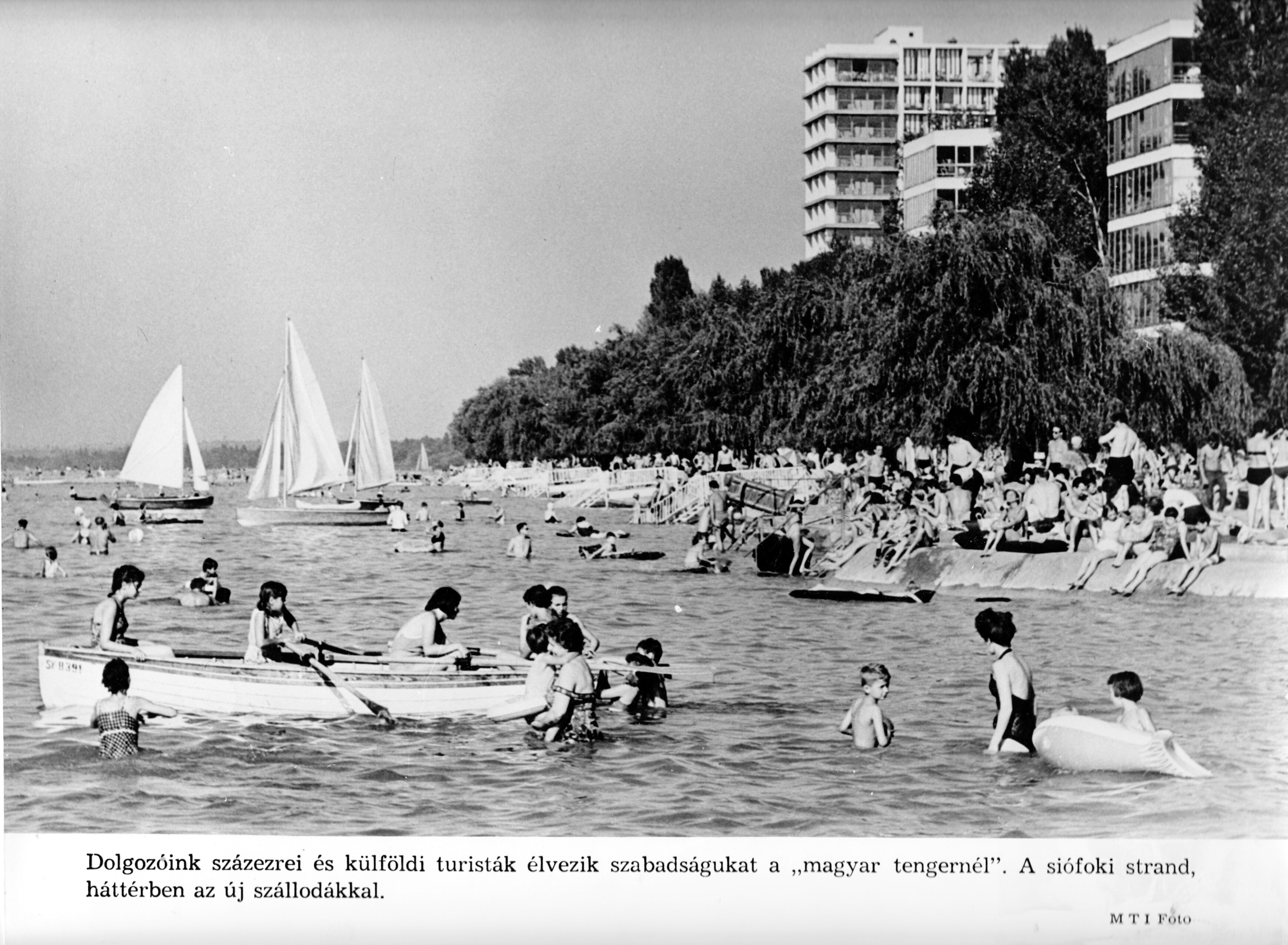 A siófoki strand háttérben az új szállodákkal (Rippl-Rónai Múzeum CC BY-NC-SA)