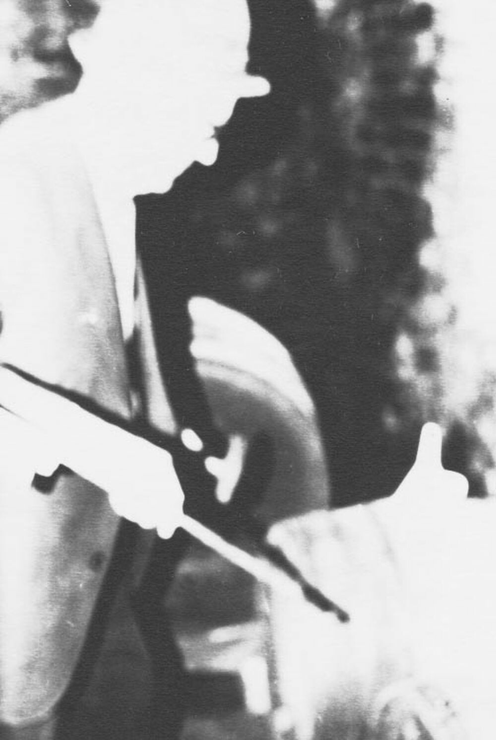 Kardos János ellenőrzi a hordót (Rippl-Rónai Múzeum CC BY-NC-ND)
