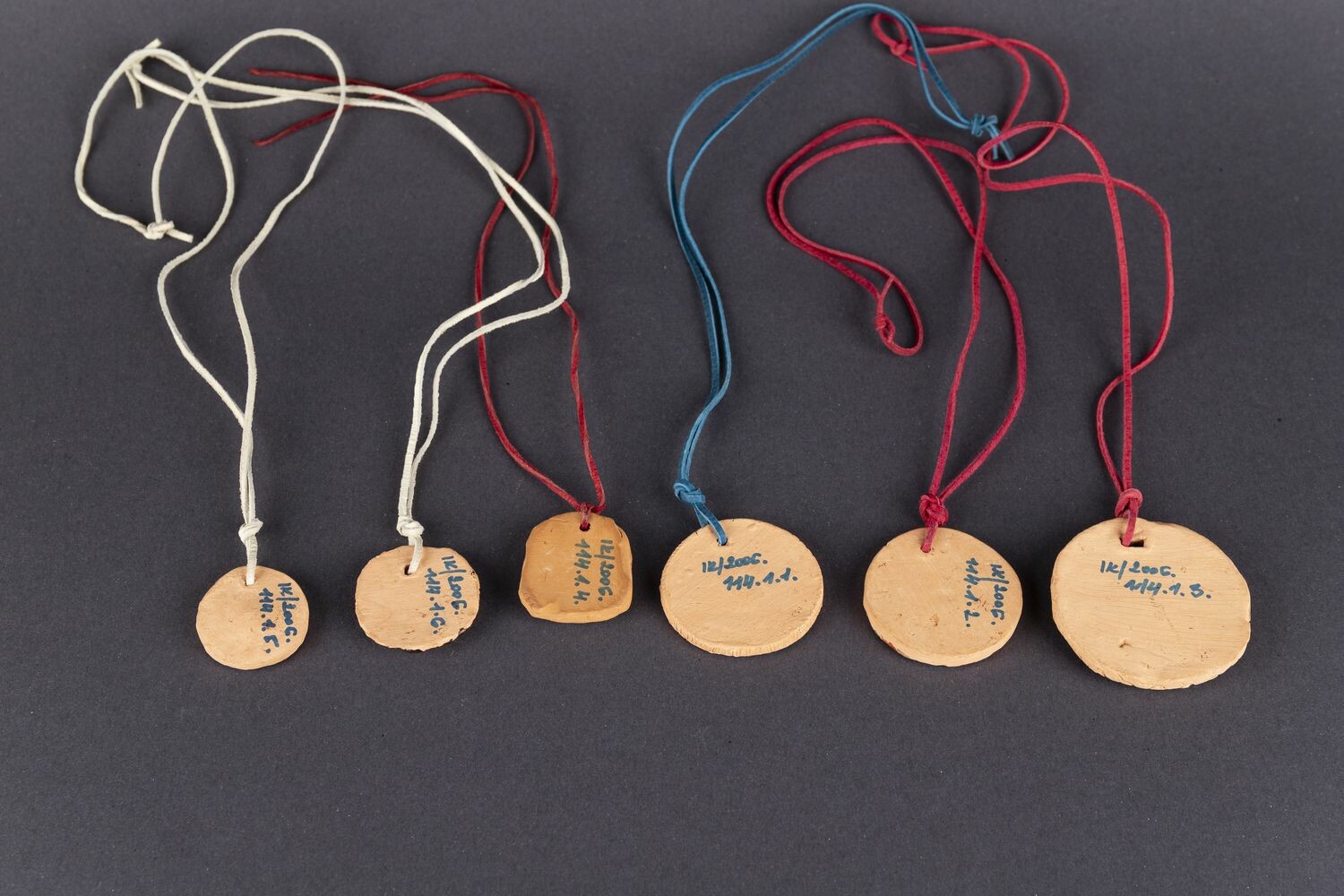 Kerámia medálok, karkötő, nyaklánc (Rippl-Rónai Múzeum CC BY-NC-ND)