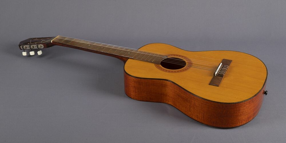 Akusztikus gitár tokkal (Rippl-Rónai Múzeum CC BY-NC-ND)