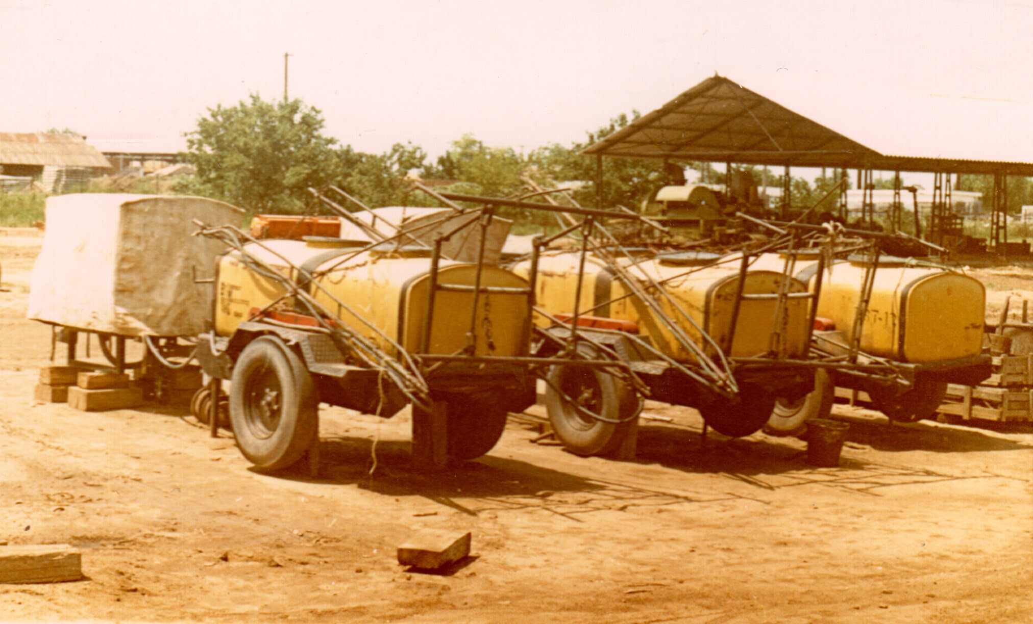 Balatonújhelyi Állami Gazdaság. RSNAV traktor vontatású tervezőgépe (Rippl-Rónai Múzeum CC BY-NC-SA)