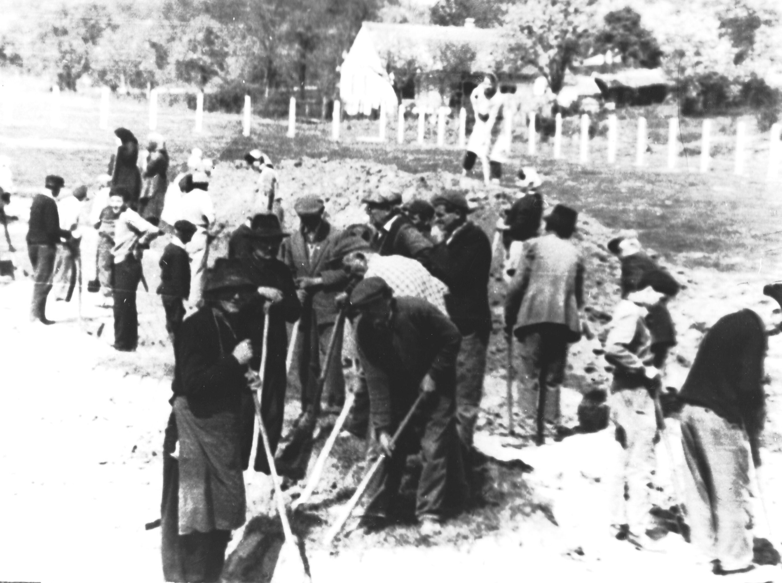 Igal-fürdő. Társadalmi munkások földmunkát végeznek az első medence helyén (Rippl-Rónai Múzeum CC BY-NC-SA)