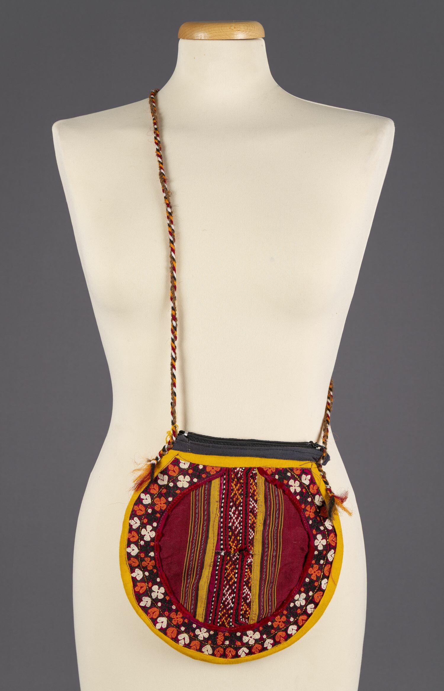 Női szövet válltáska, „szütyő” (Rippl-Rónai Múzeum CC BY-NC-ND)