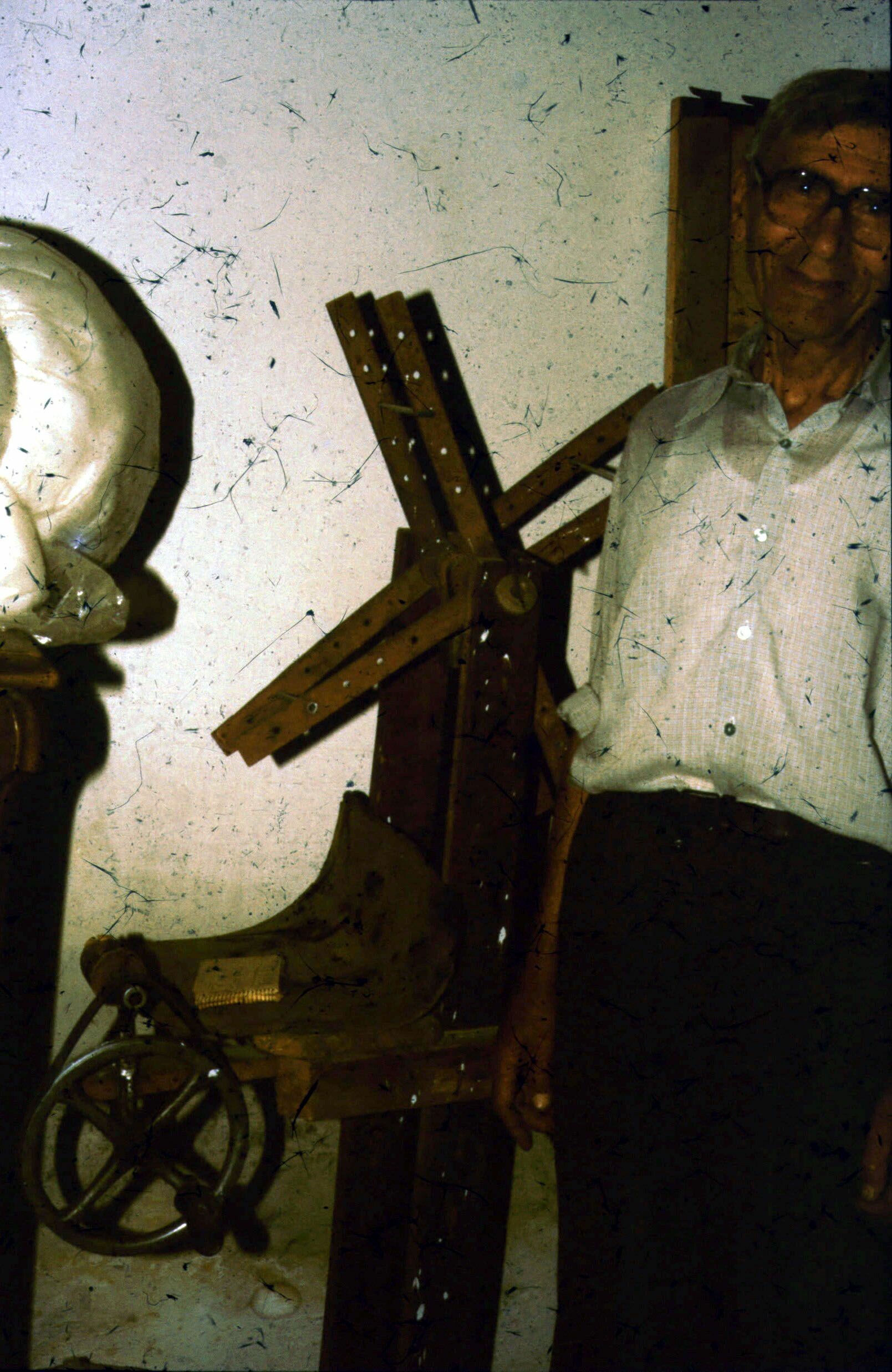 Novák Ferenc házilag készített fonalgombolyítóval. Vése (Rippl-Rónai Múzeum CC BY-NC-ND)