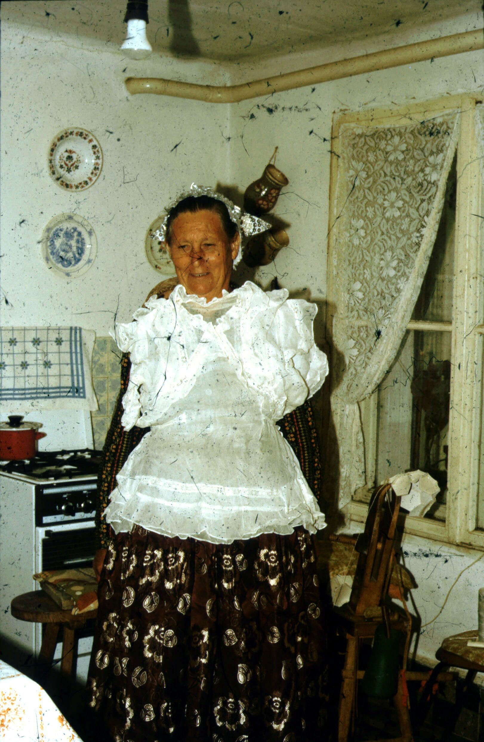 Organtén blúz, selyemszoknya középkorú asszonyon, Törökkoppány (Rippl-Rónai Múzeum CC BY-NC-ND)