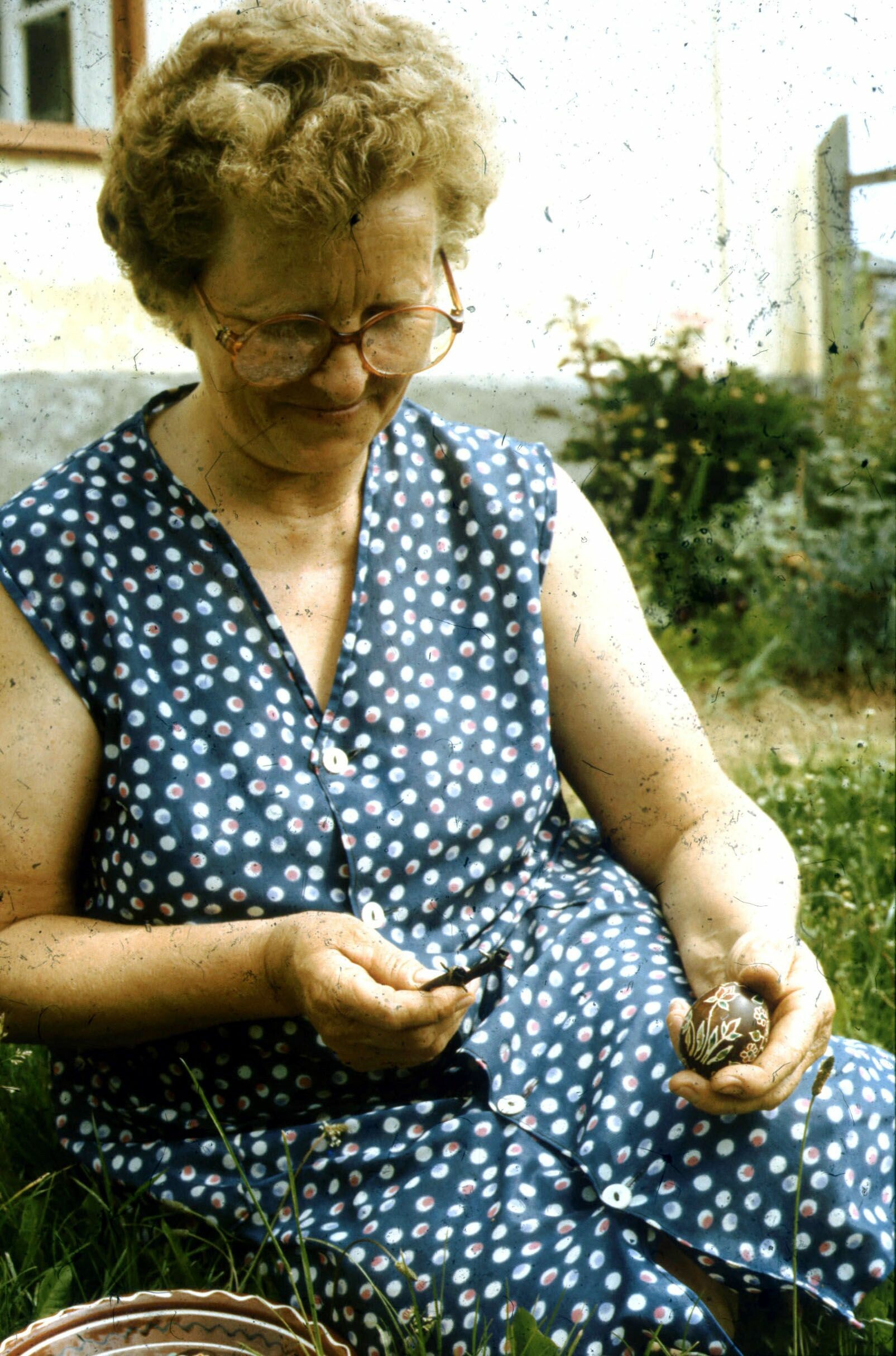 Hímes tojásokat tartó asszony, Vése (Rippl-Rónai Múzeum CC BY-NC-ND)