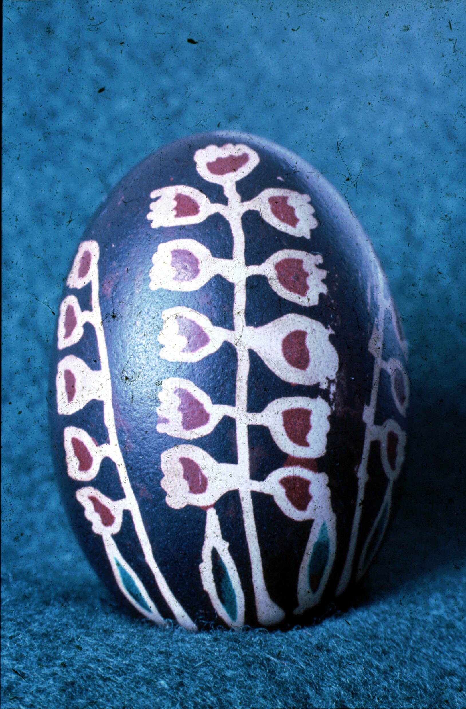 Fekete gyöngyvirágos hímes tojás, (Németh Rozália), Vése (Rippl-Rónai Múzeum CC BY-NC-ND)
