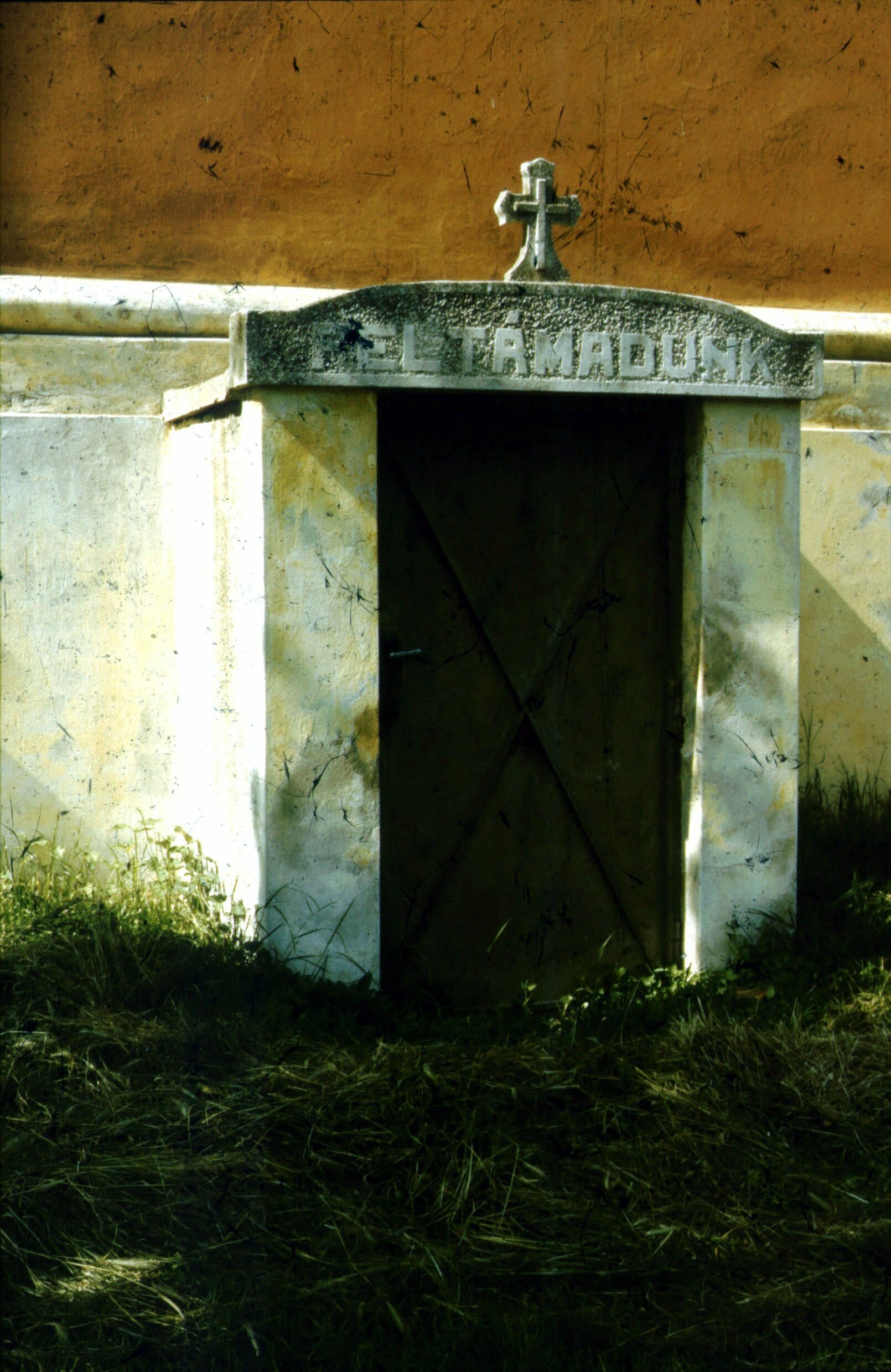 "Feltámadunk" feliratú ajtó a templom oldalában, Andocs (Rippl-Rónai Múzeum CC BY-NC-ND)