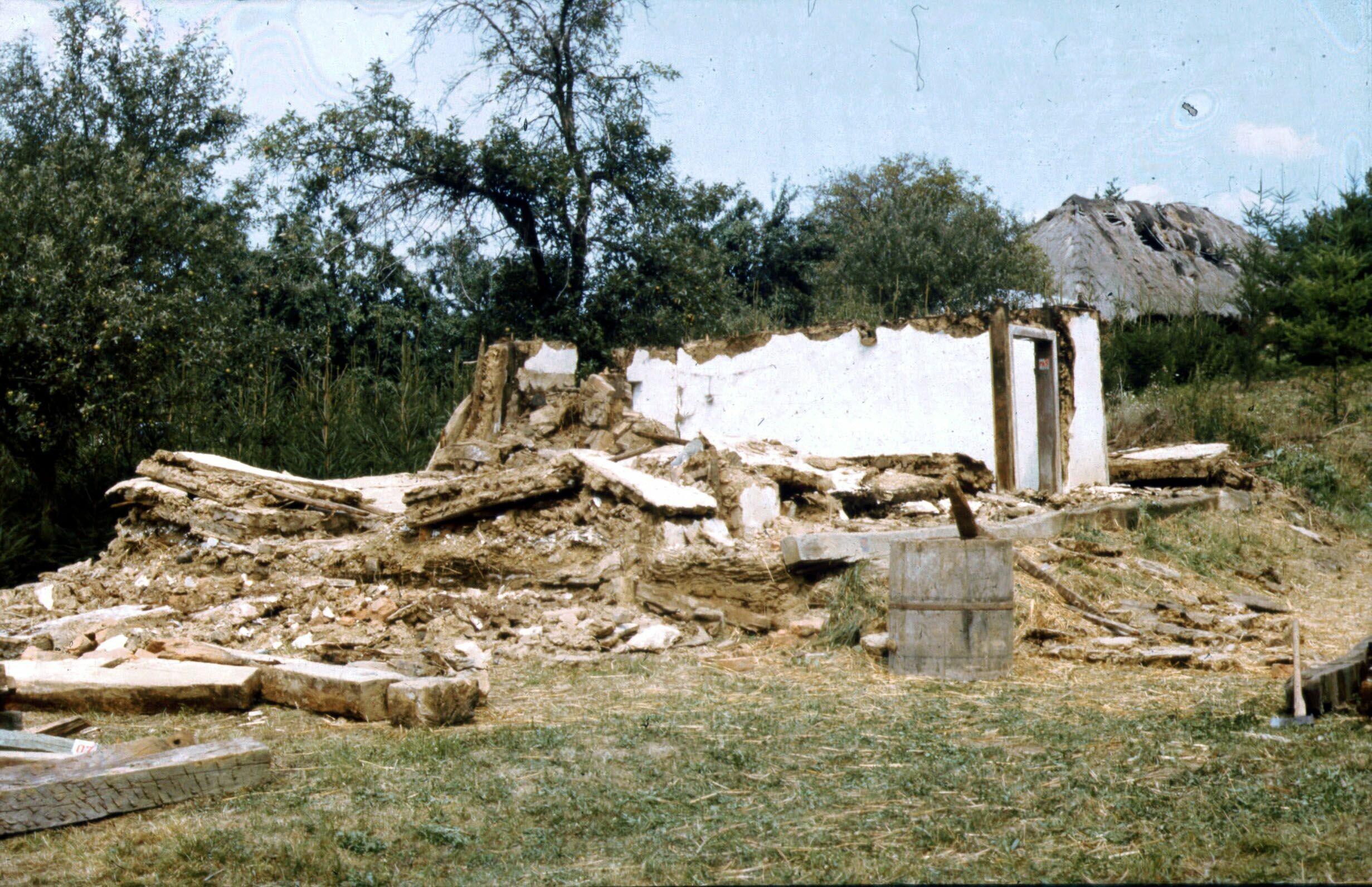 Az épület falainak bontása. Nézet DNY-ról. Pátró, Fő u. 39. , talpas lakóház bontása (Rippl-Rónai Múzeum CC BY-NC-ND)