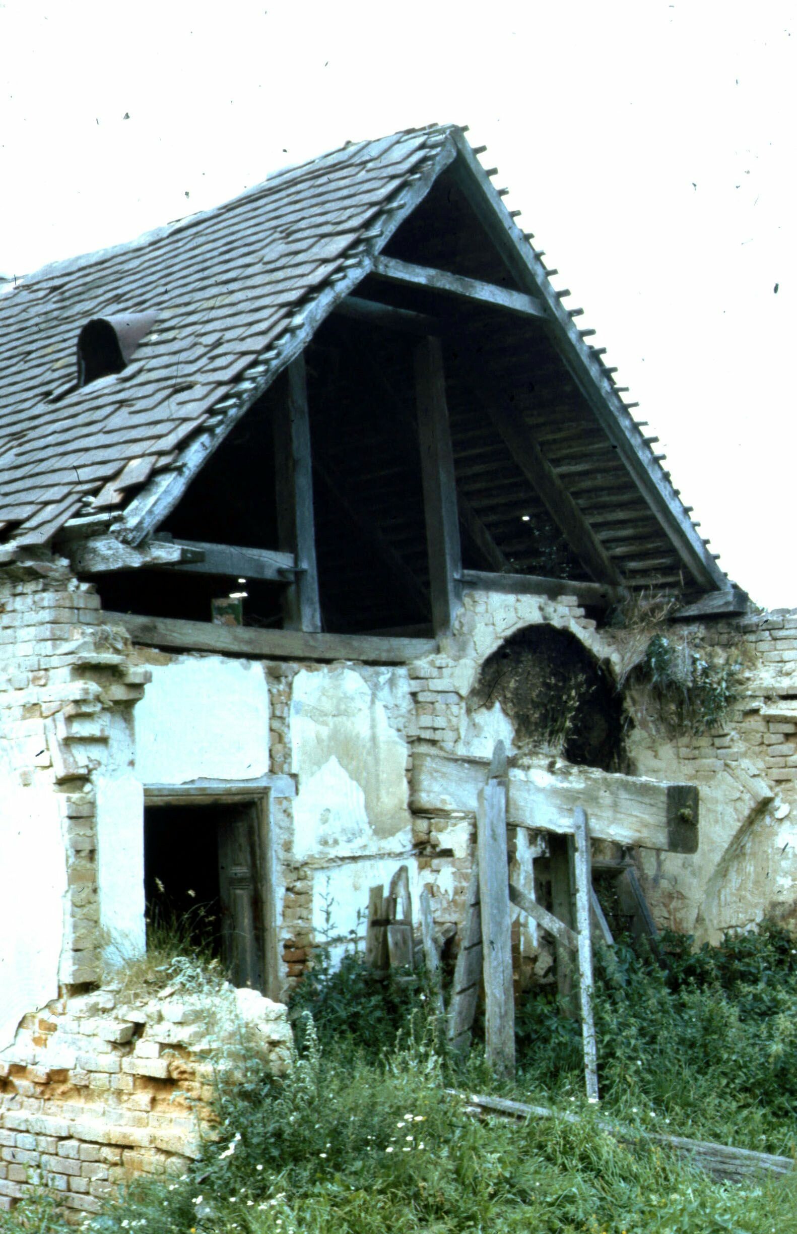 A lakóház elbontott K-i része. Pátró, Fő u. 33., lakatlan lakóház. (Rippl-Rónai Múzeum CC BY-NC-ND)