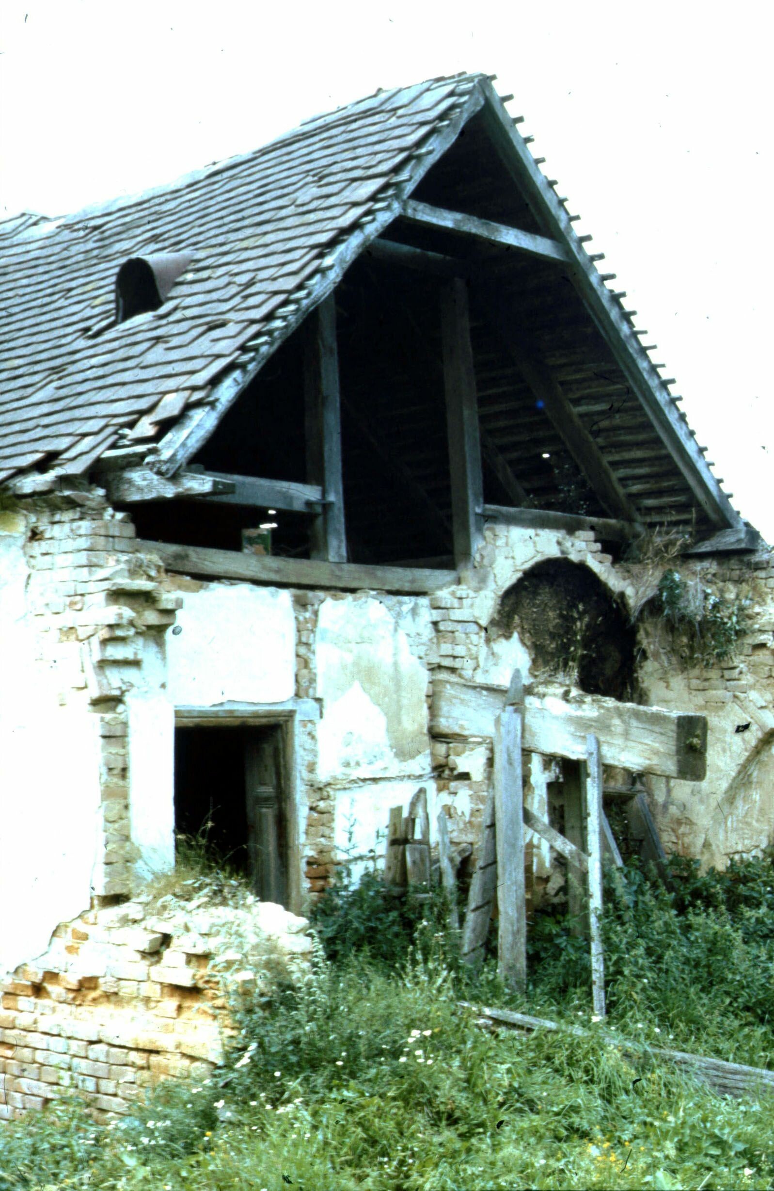 A lakóház elbontott K-i része. Nézet DK-ről. Pátró, Fő u. 33., lakatlan lakóház (Rippl-Rónai Múzeum CC BY-NC-ND)