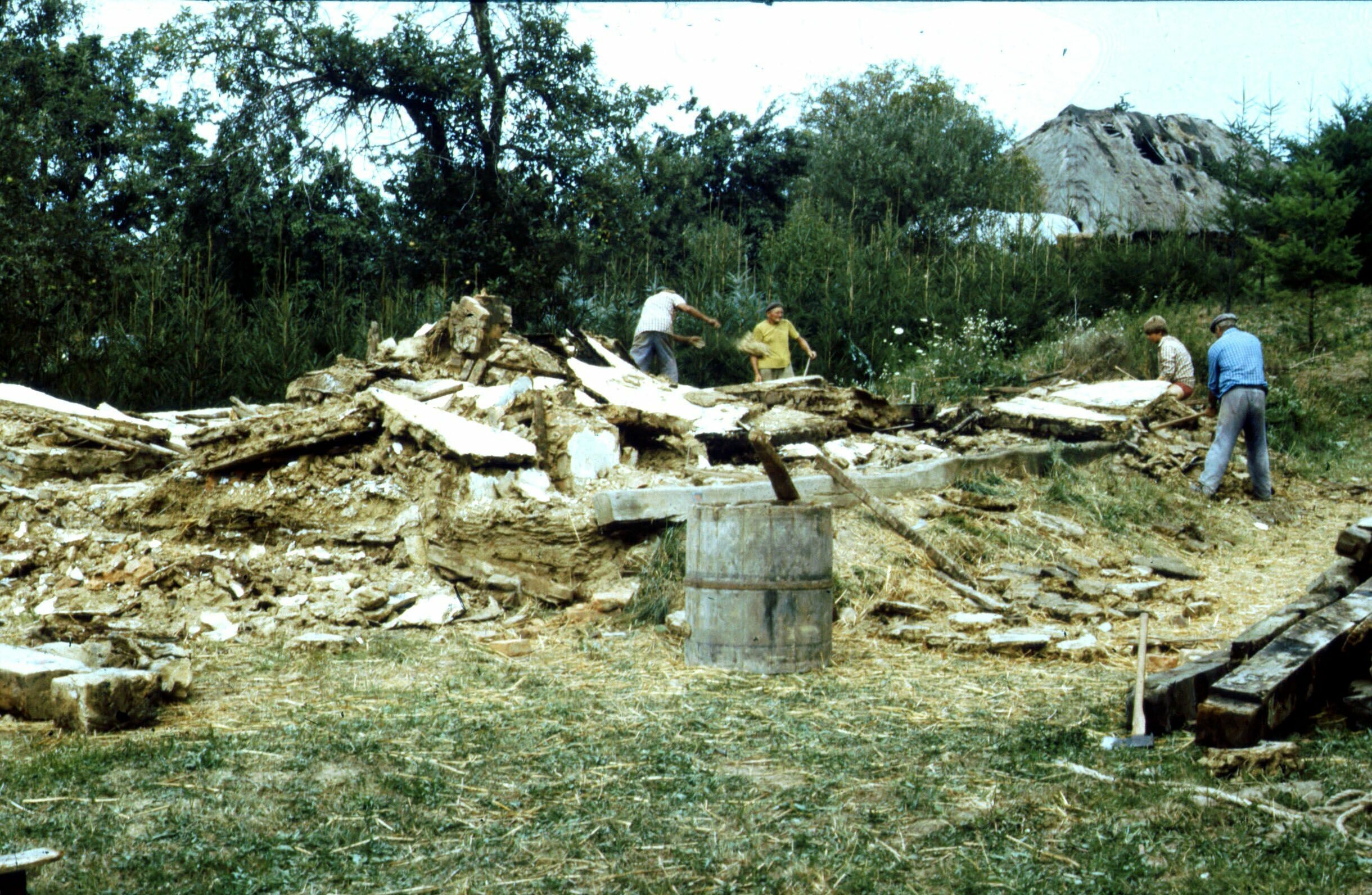 Talpgerendák kiemelése , nézet DNY-ról. Pátró, Fő u. 39., Talpas lakóház bontása (Rippl-Rónai Múzeum CC BY-NC-ND)