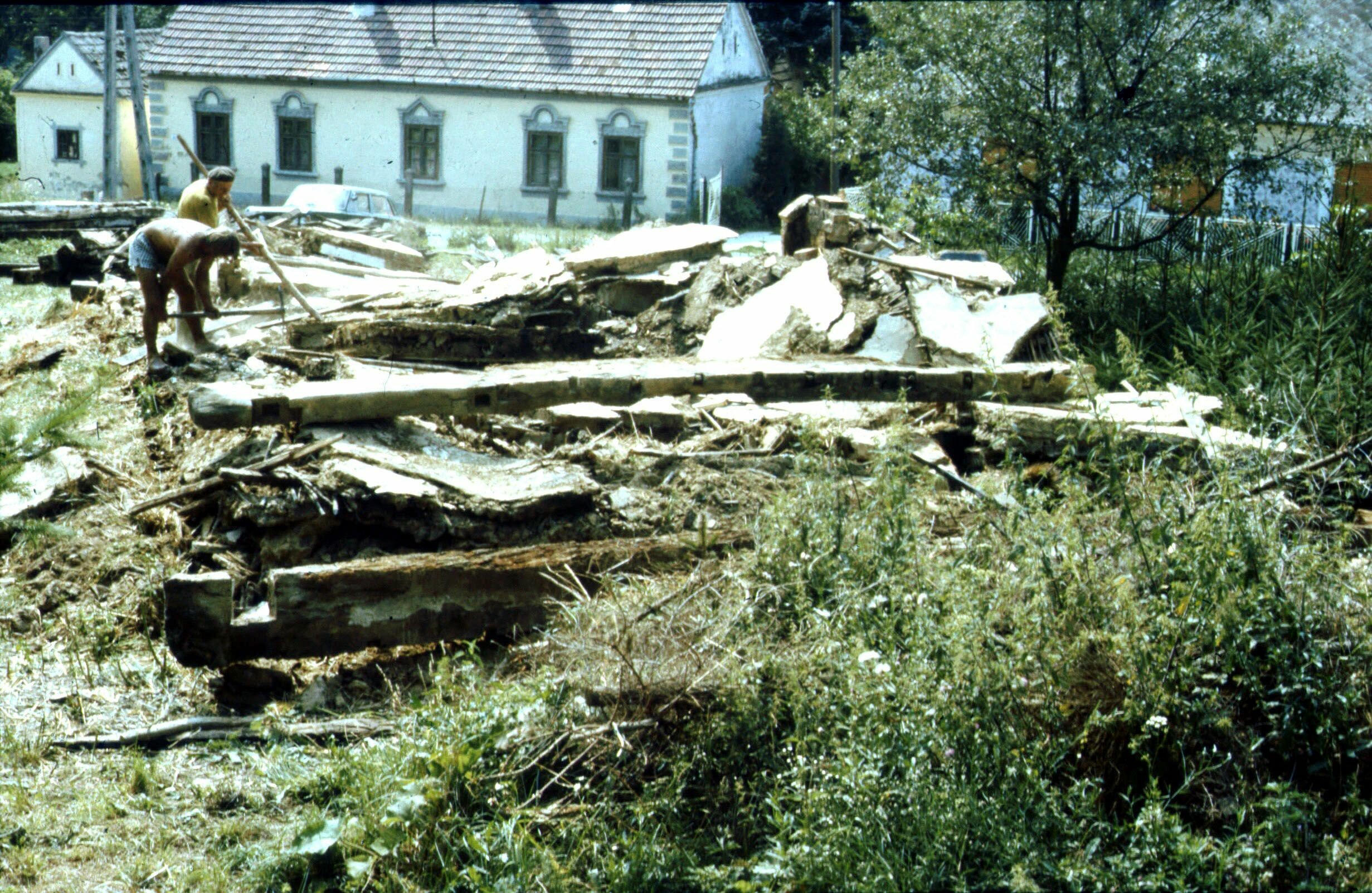 Kiemelt talpgerendák látképe, nézet DK-ről. Pátró, Fő u. 39., Talpas lakóház bontása (Rippl-Rónai Múzeum CC BY-NC-ND)
