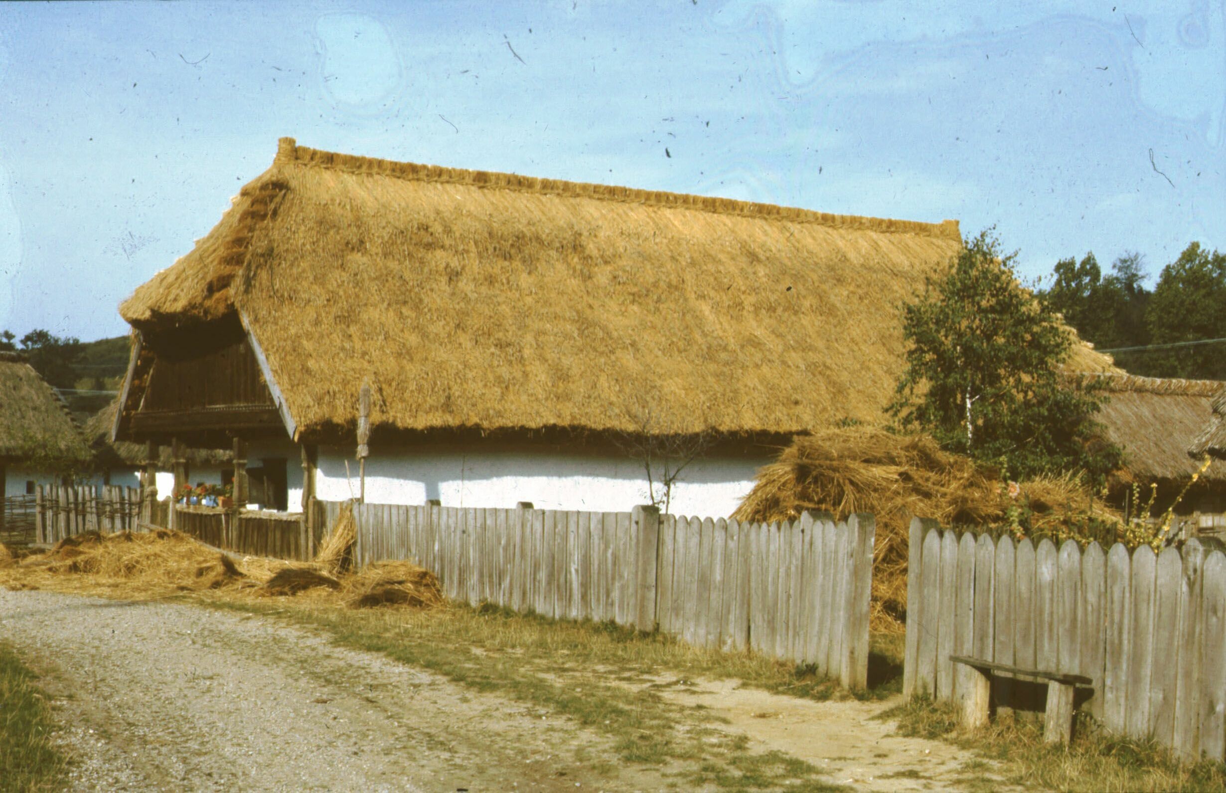 A csökölyi lakóház nézete DK-ről. Szennai Szabadtéri Néprajzi Gyűjtemény. (Rippl-Rónai Múzeum CC BY-NC-ND)