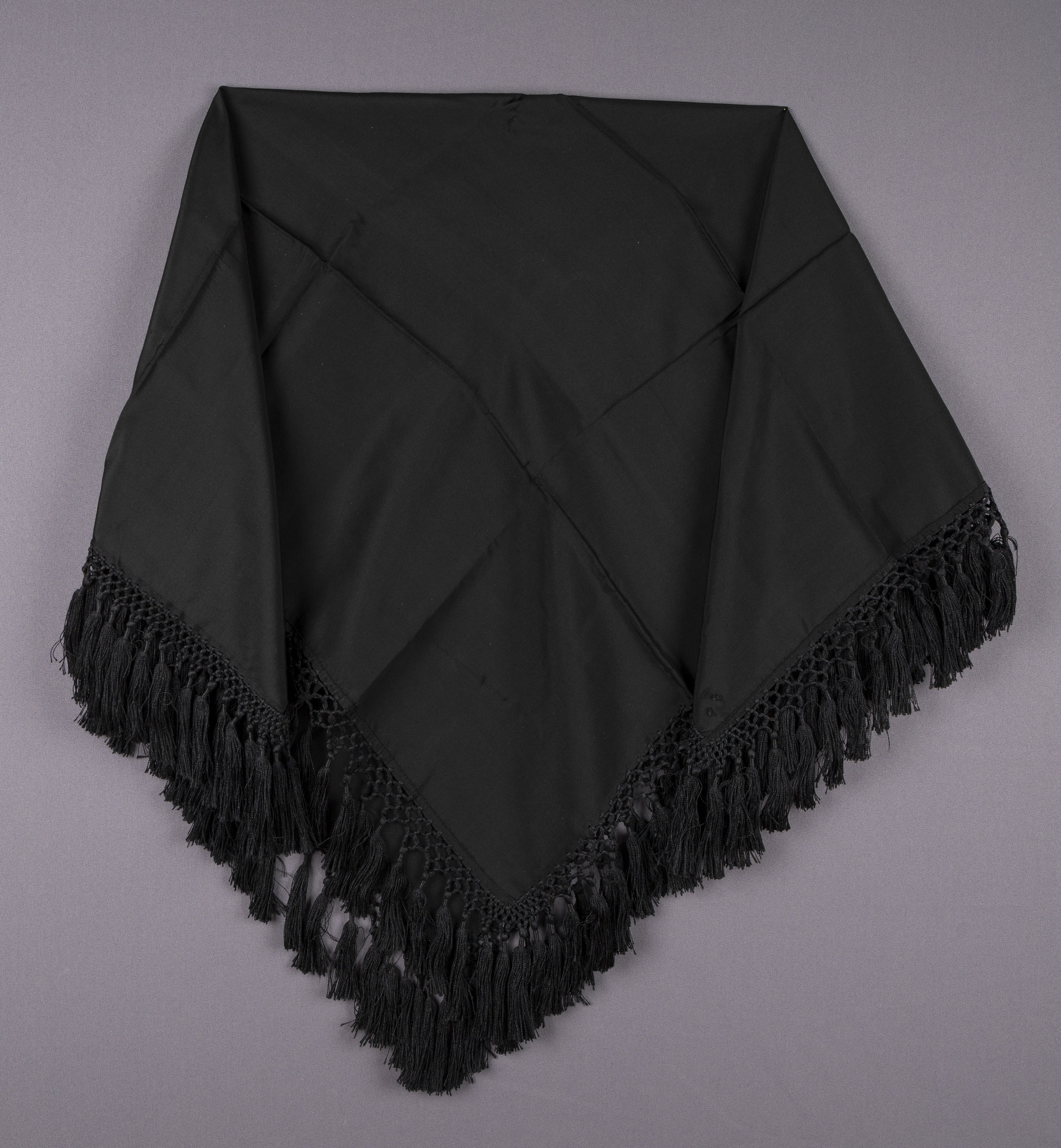 Fekete rojtos (mű)selyem kendő (Rippl-Rónai Múzeum CC BY-NC-ND)